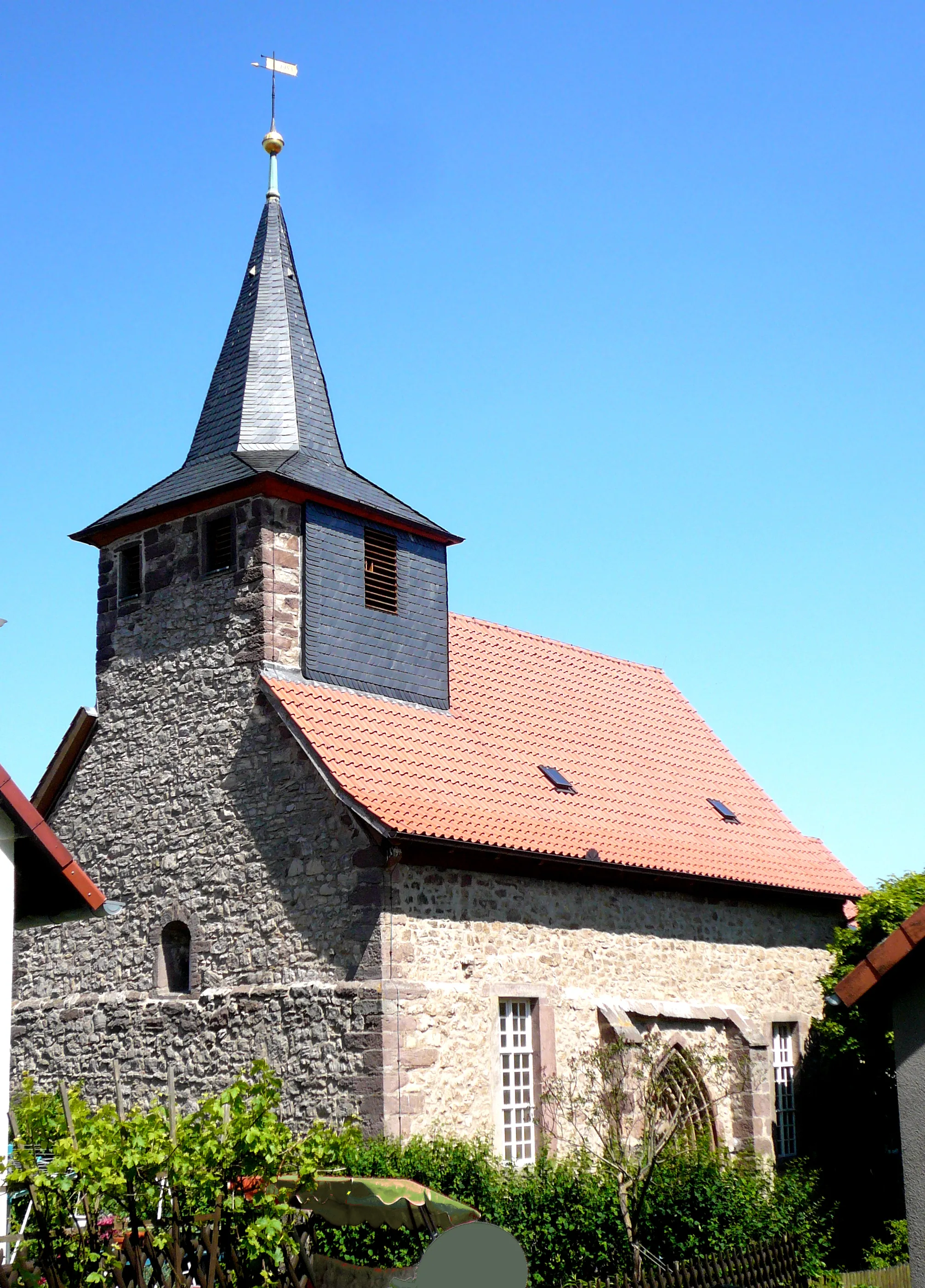 Photo showing: Evangelische Kirche in Friedland-Deiderode von Süden. Gotische Saalkirche, 15. Jahrhundert, in Kalk- und Sandbruchsteinen mit Eckquaderung und Gewänden aus Sandsteinquadern.