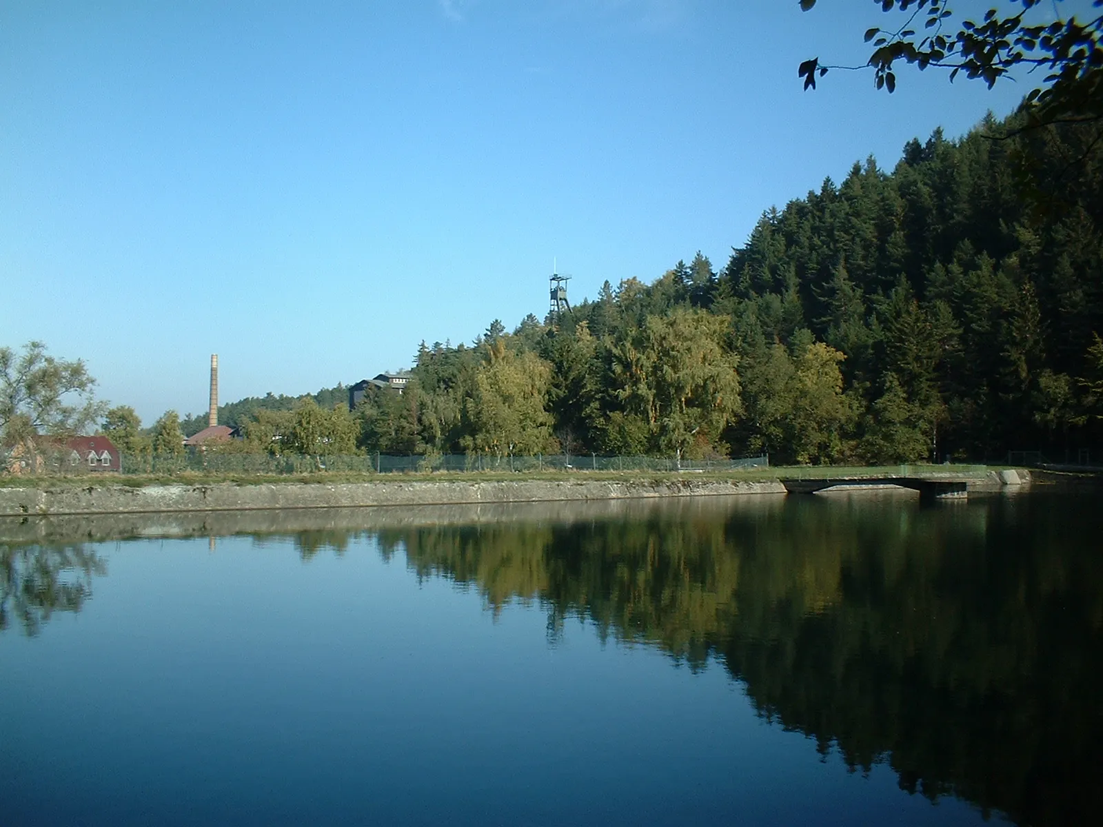 Photo showing: Dammkrone des Herzberger Teiches, im Hintergrund Tagesanlagen des Erzbergwerk Rammelsberg und das Fördergerüst vom Rammelsbergschacht