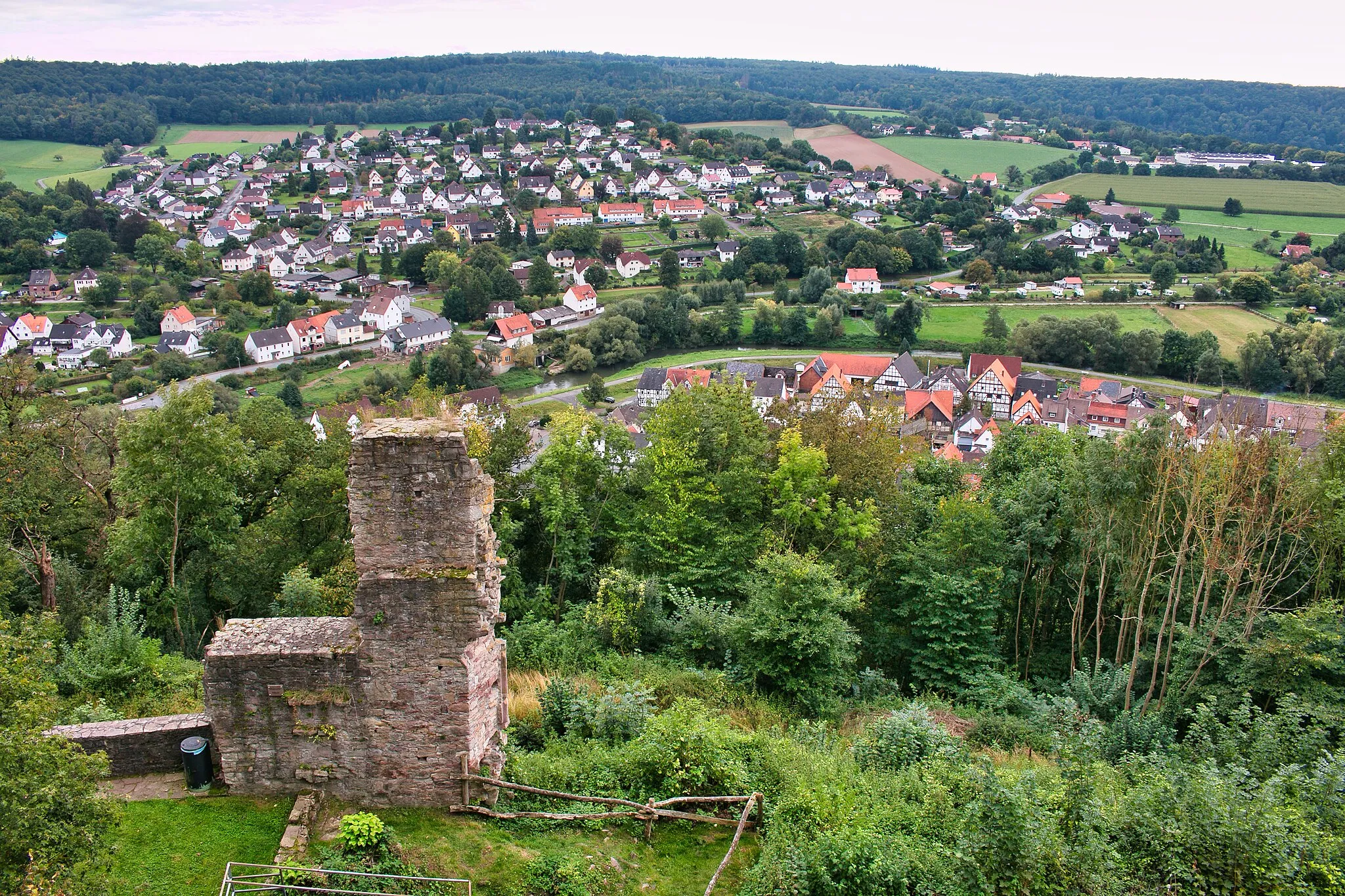 Photo showing: Krukenburg, links unten: Von dem Mainzer Haus existieren heute nur noch die Kellergewölbe und eine Außenmauer, die gleichzeitig Teil der südlichen Wehrmauer war. Im Hintergrund der Ort Helmarshausen.