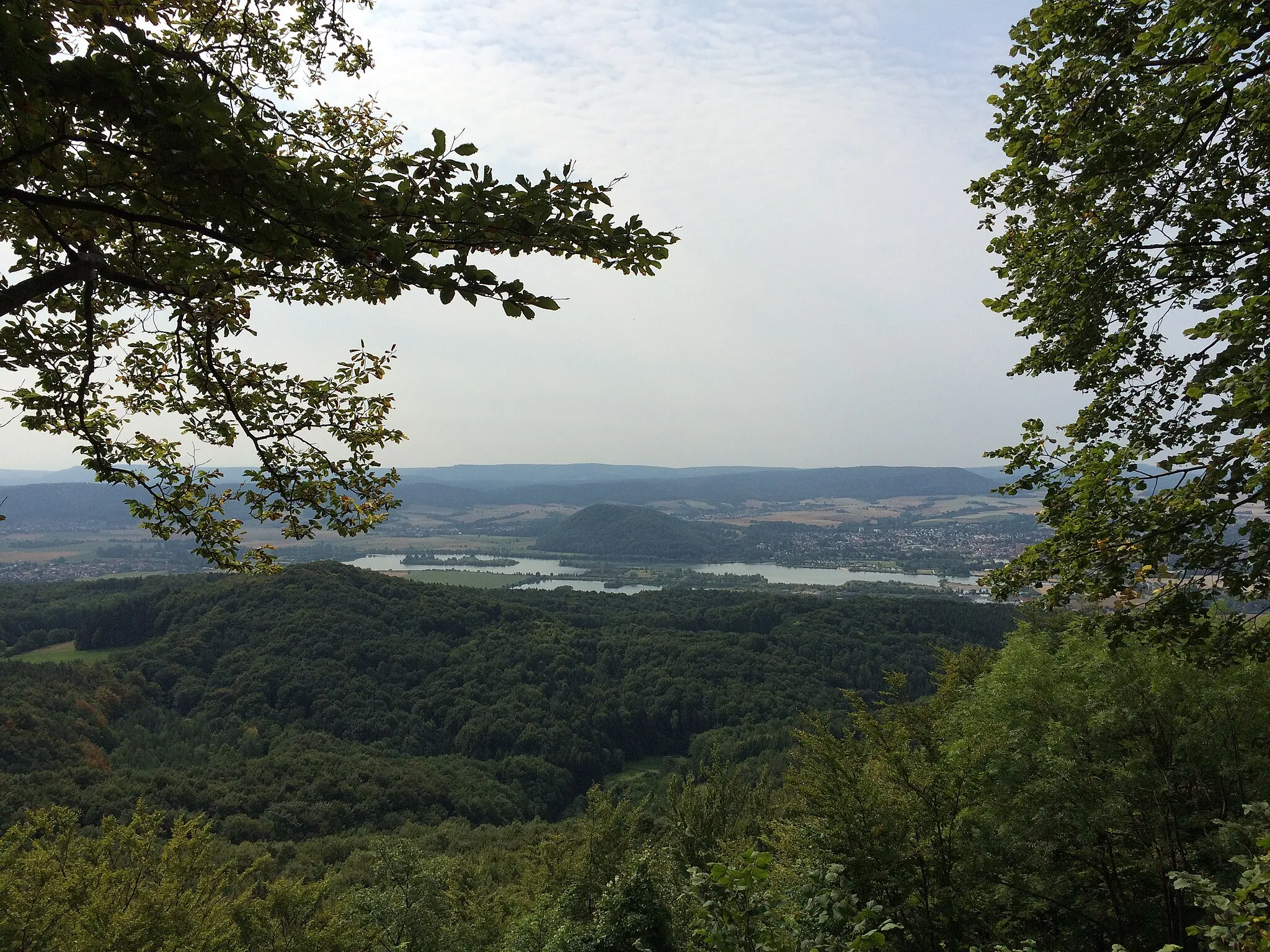 Photo showing: Aussichtspunkt Silberklippe (491 m) am Werra-Burgen-Steig Hessen (X5H) mit Blick auf Werrtalsee, Leuchtberg und Eschwege