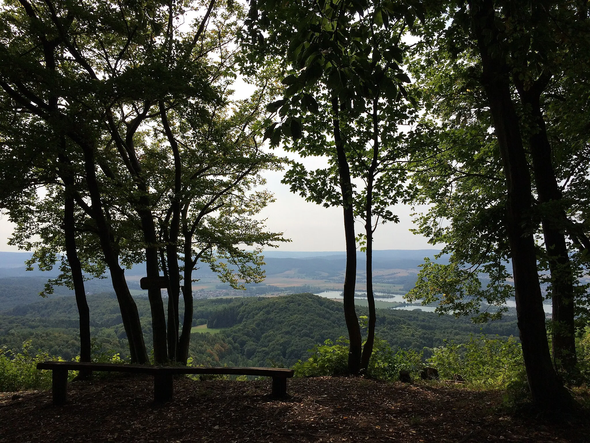 Photo showing: Aussichtspunkt Silberklippe (491 m) am Werra-Burgen-Steig Hessen (X5H) mit Blick Richtung Werratal und Werratalsee