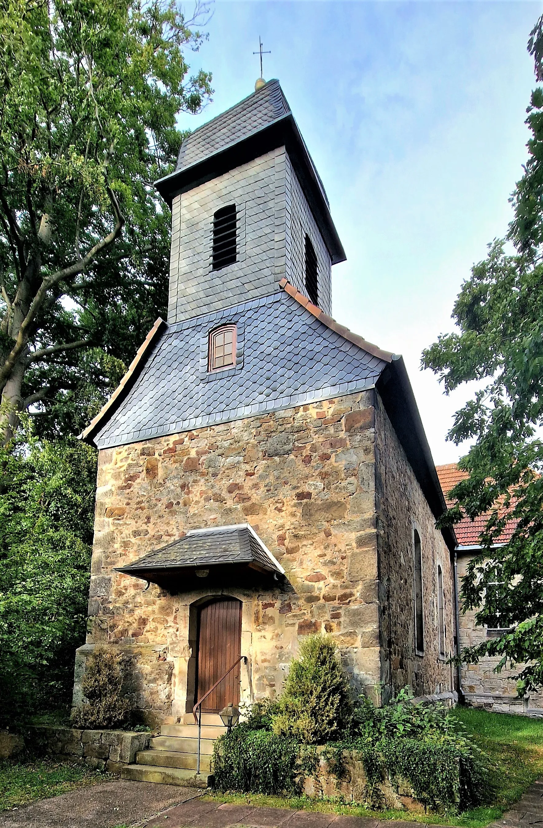 Photo showing: Protestant church with churchyard Kirchweg 6, Am Wickenberge, Wahnhausen, Fuldatal in the Kassel district