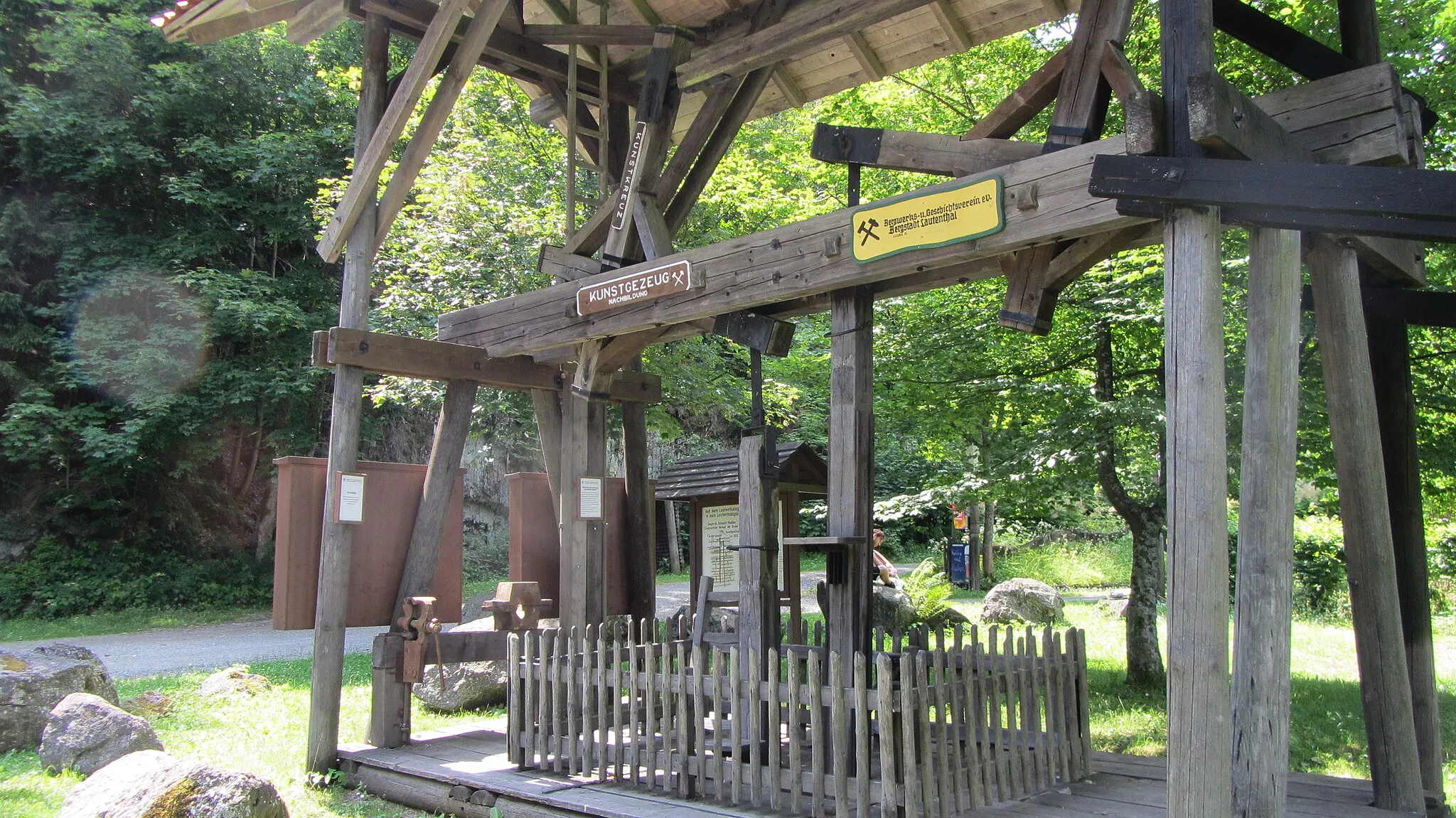 Photo showing: Kunstgezeug bei Maaßener Gaipel, Lauthental