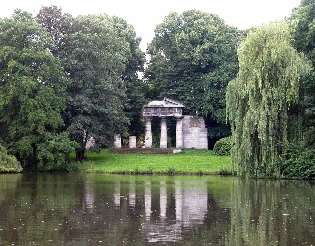 Photo showing: Braunschweig, Germany: Portico by Peter Joseph Krahe with pond in the Bürgerpark (Citizens’ Park).