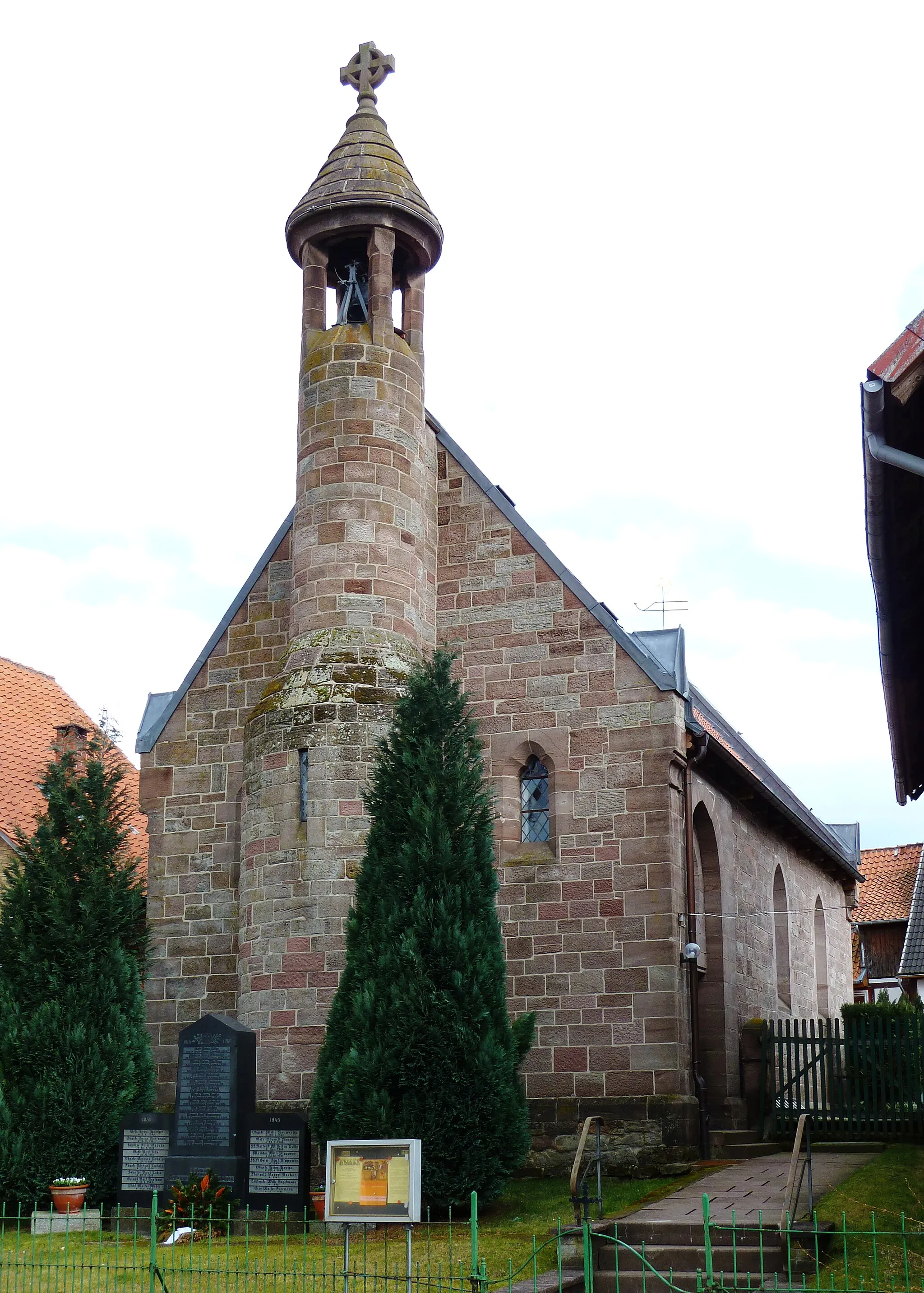 Photo showing: Straßenansicht (Westansicht) der Kapelle in Behrensen, Stadt Moringen, Südniedersachsen. Erbaut 1870 durch Maurermeister Wenig. (Bild leicht perspektivisch entzerrt, allseitig etwas beschnitten und Kontraste leicht erhöht)