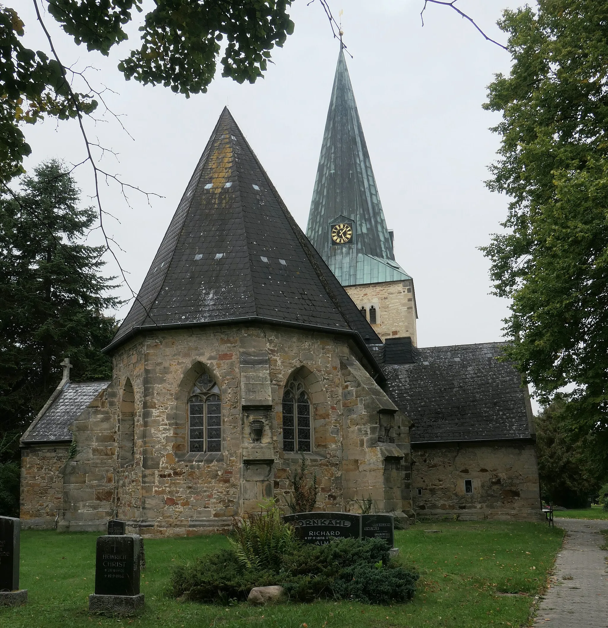 Photo showing: Ev.-luth. Kirche St. Marien in Nettlingen, Landkreis Hildesheim, Niedersachsen. Turm und Schiff romanisch, Chor gotisch. Ostansicht