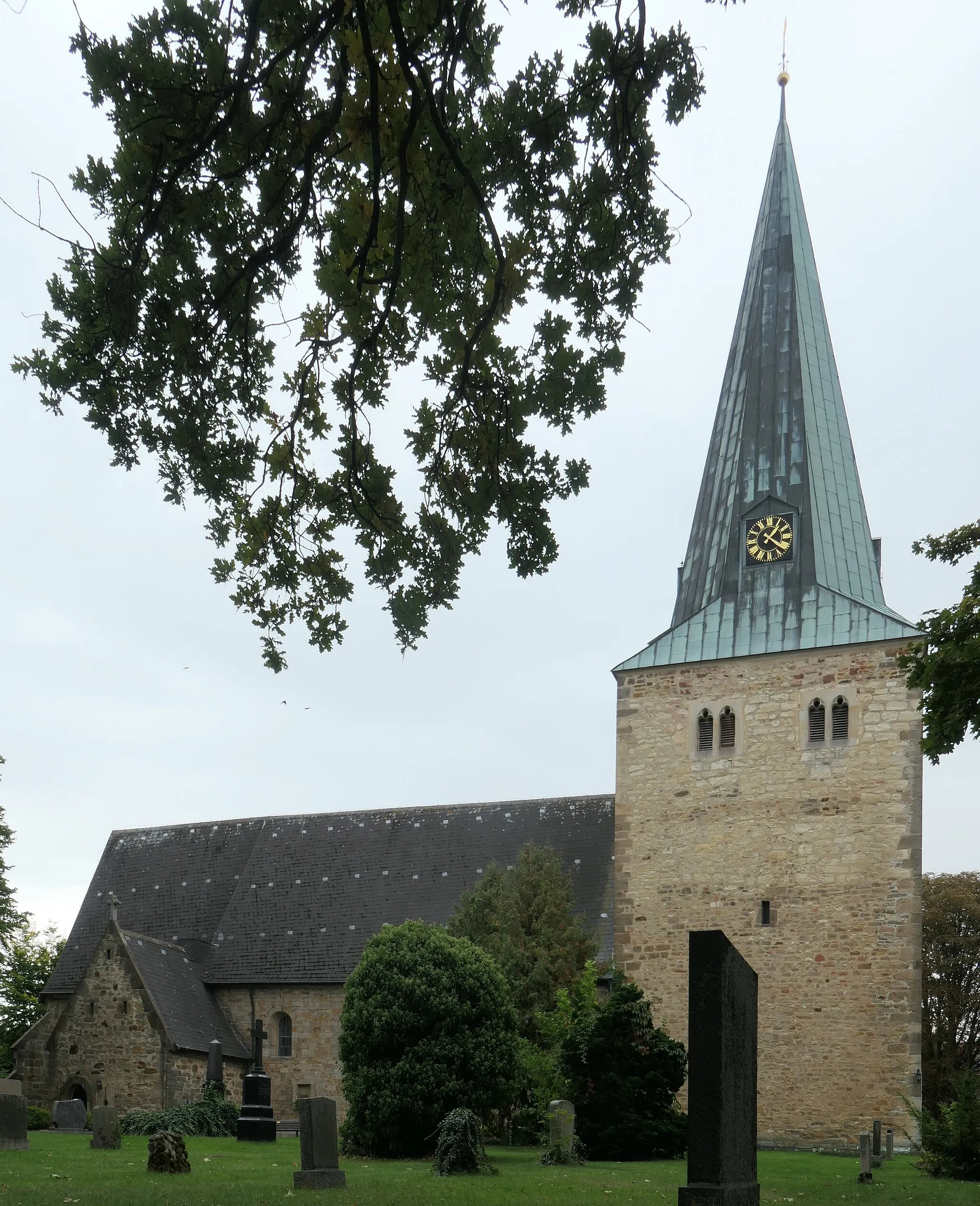 Photo showing: Ev.-luth. Kirche St. Marien in Nettlingen, Landkreis Hildesheim, Niedersachsen. Turm und Schiff romanisch, Chor gotisch. Nordansicht