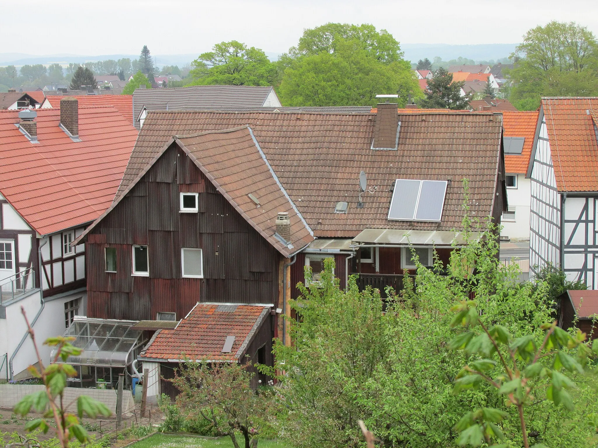 Photo showing: Blick von der Kirche von Lohfelden-Vollmarshausen auf die Rückseite des Hauses Brunnenstraße 11