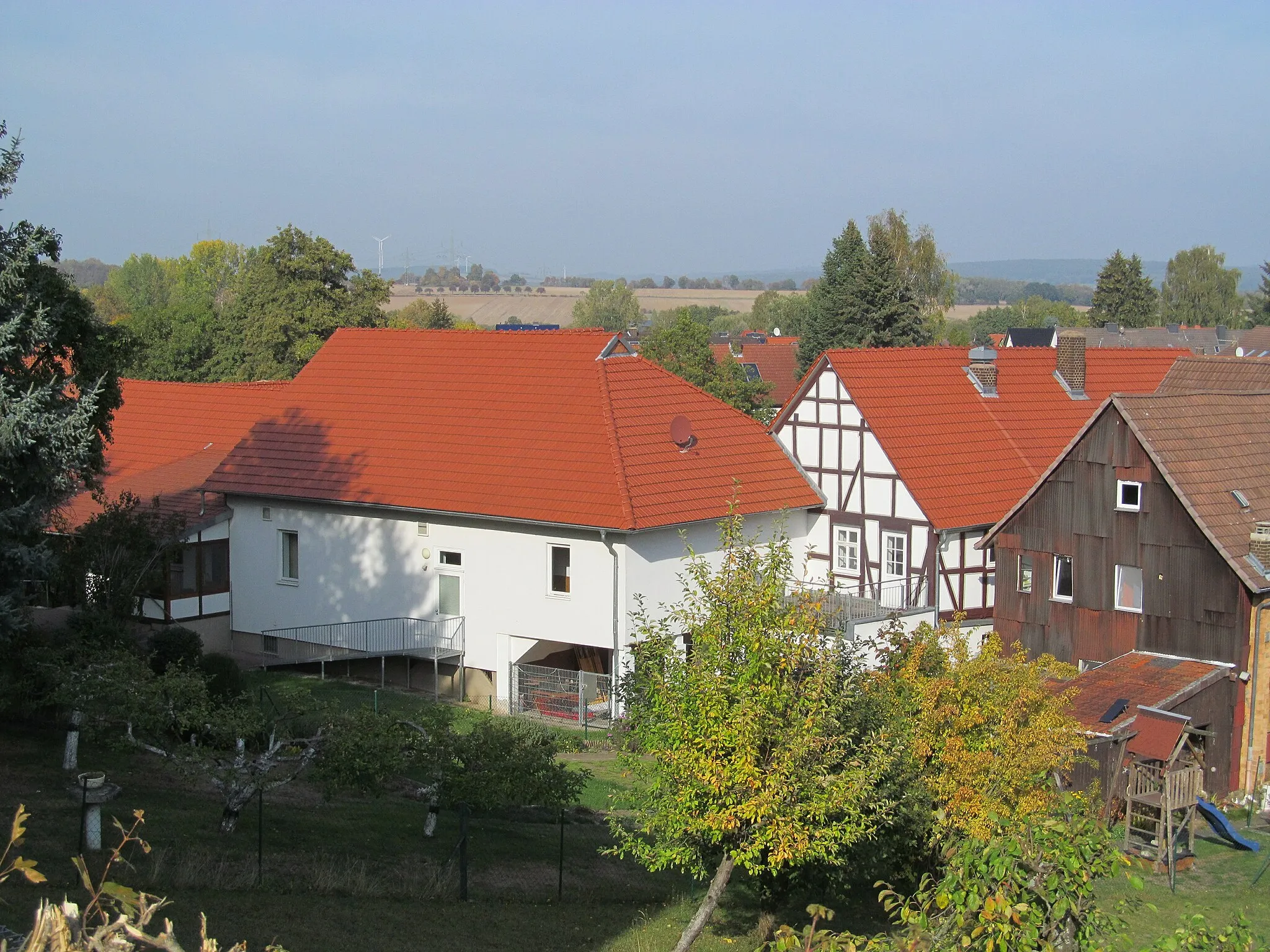 Photo showing: Blick von der Kirche auf die Rückseite vom Haus Brunnenstraße 13 in Lohfelden-Vollmarshausen