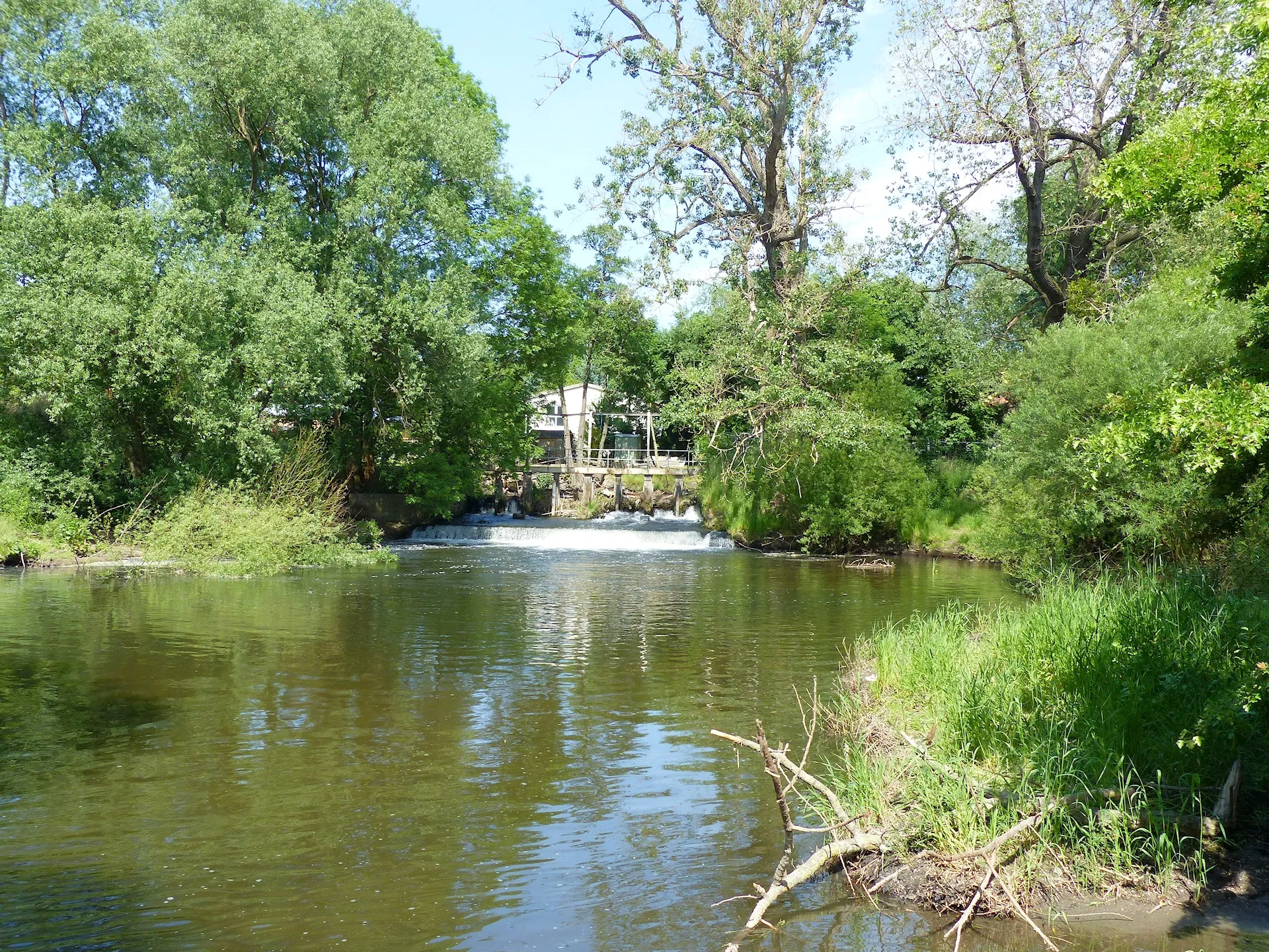 Photo showing: Okerwehr in Ohrum, vom Unterwasser aus mit Kolk.