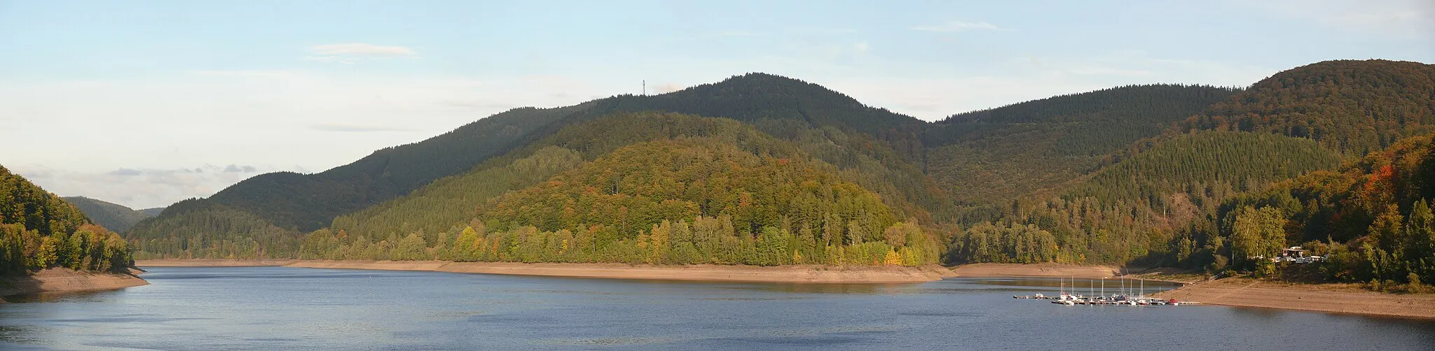 Photo showing: Panorama der Odertalsperre von der Staumauer. In der Bildermitte der Stöberhai.