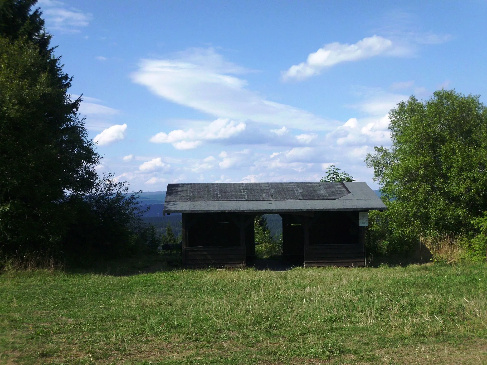 Photo showing: Schutzhütte auf dem Gipfel des Stöberhais