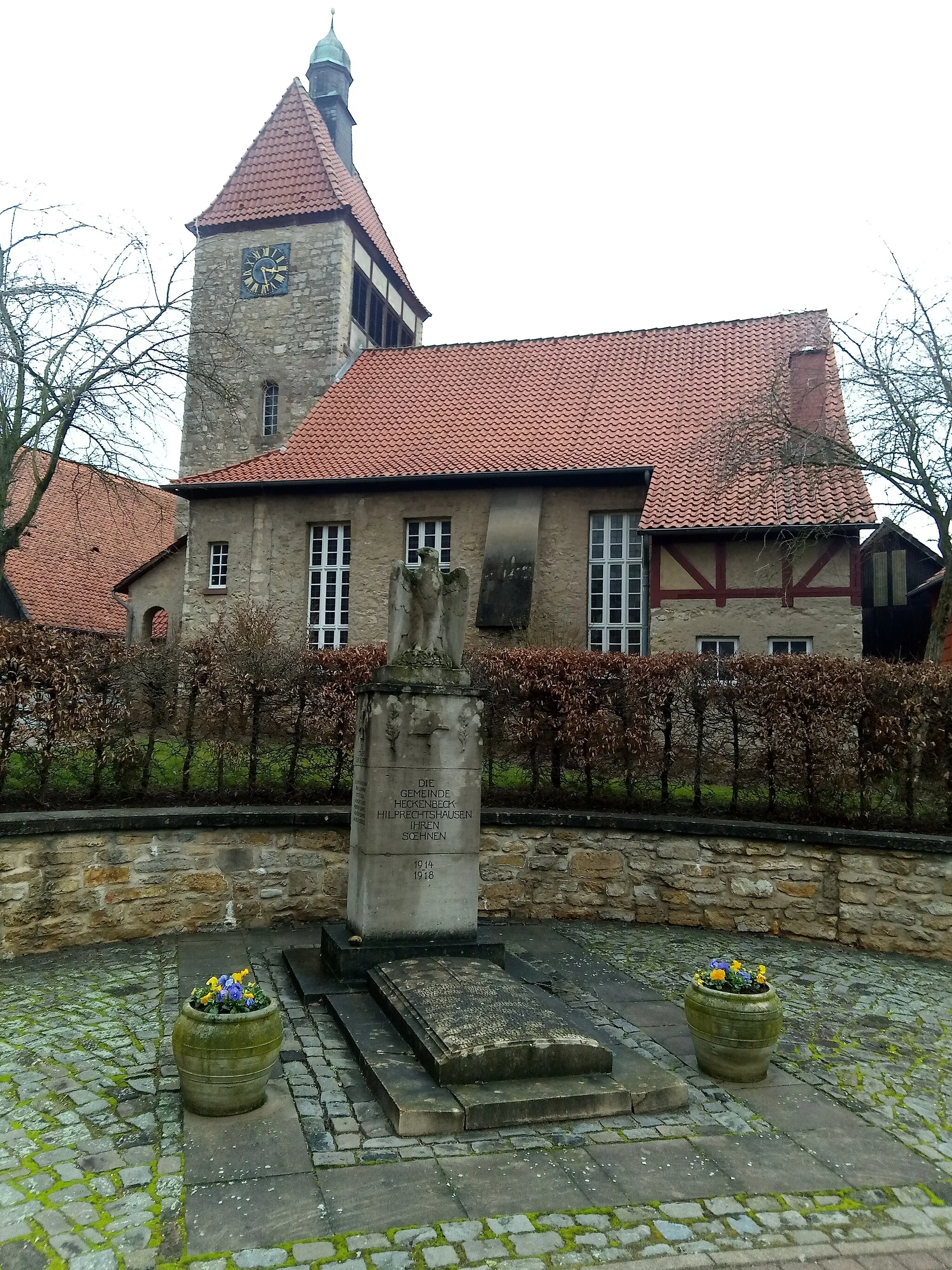 Photo showing: Kirche und Kriegerdenkmal im niedersächsischen Heckenbeck.