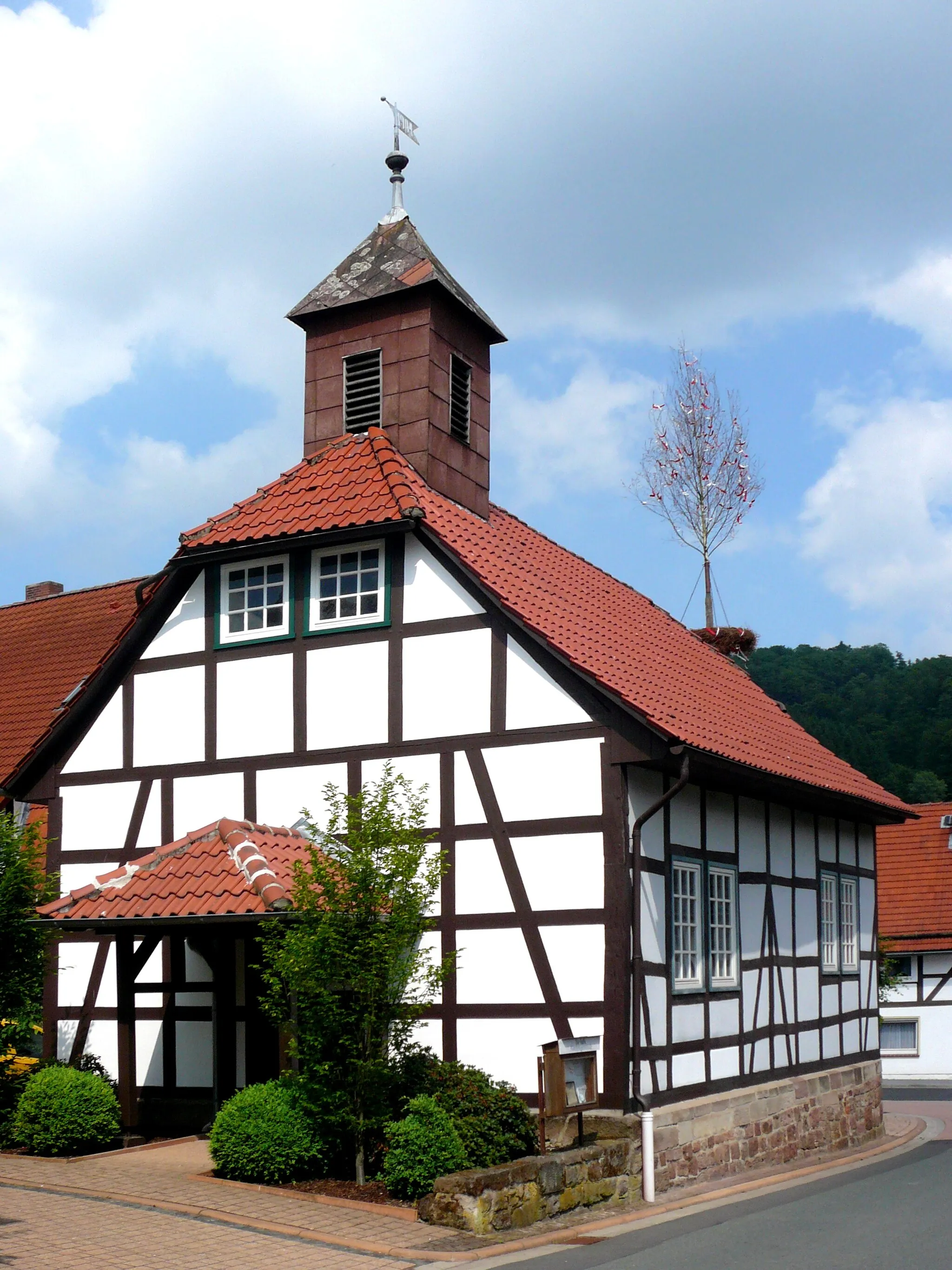 Photo showing: Fachwerkkapelle in Uslar-Delliehausen, Landkreis Northeim, Südniedersachsen. Erbaut 1748, umgebaut 1904. Blick von Südwesten