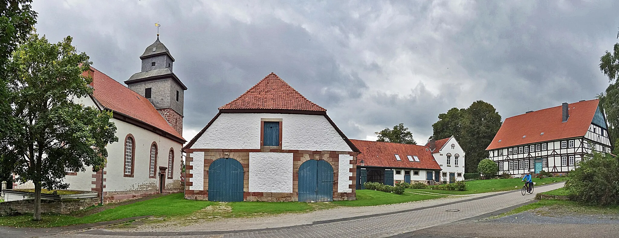 Photo showing: Links: St. Michaelis Kirche und Klostergut Diemarden. Rechts: Klostergut zu Diemarden (Baudenkmal ID 35230150).