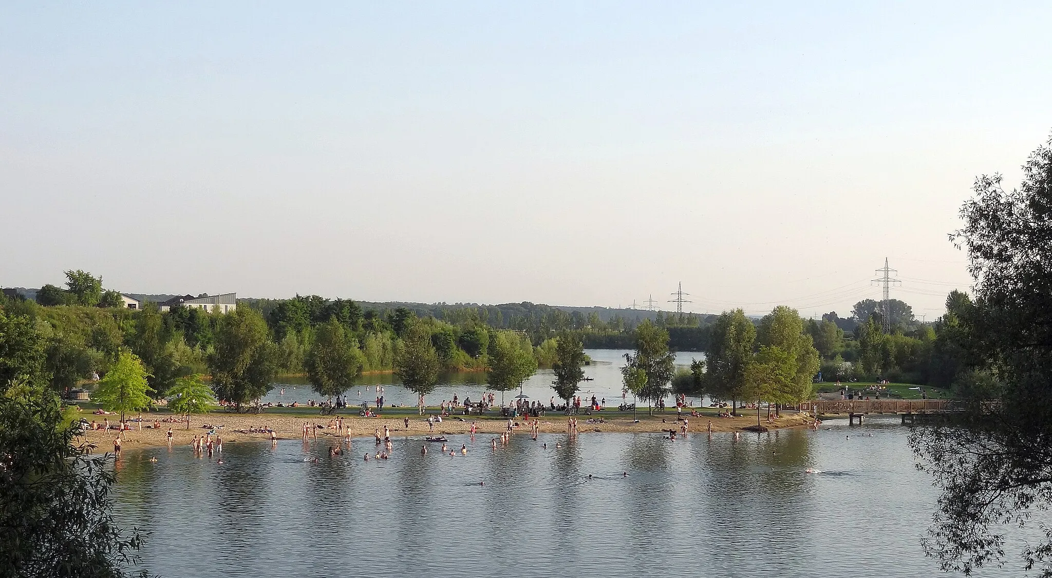 Photo showing: Landzunge mit Badestelle zwischen den beiden Teilen des Heidbergsees - aus nördlicher Richtung gesehen.