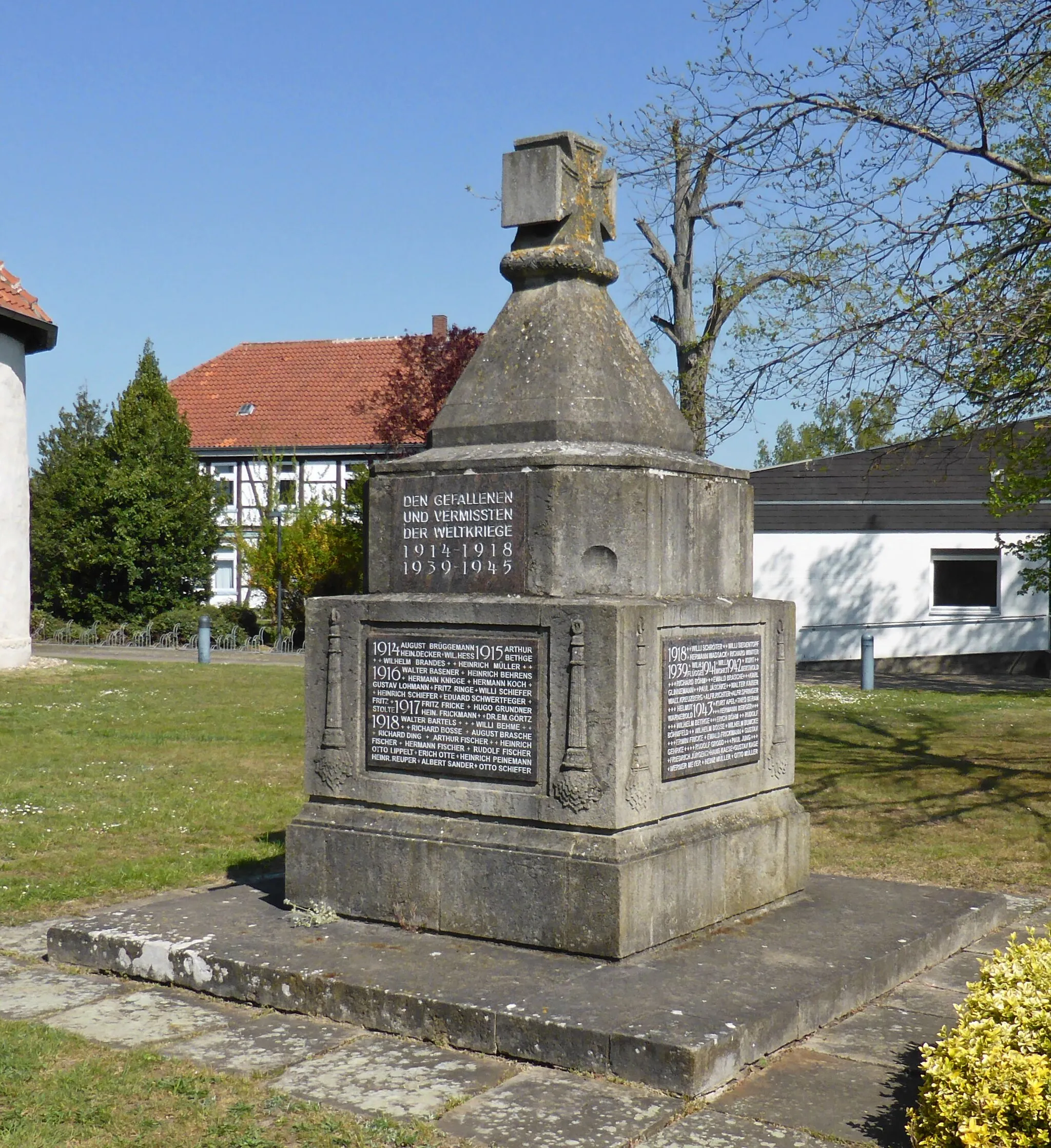 Photo showing: Kriegerdenkmal in Lehre.