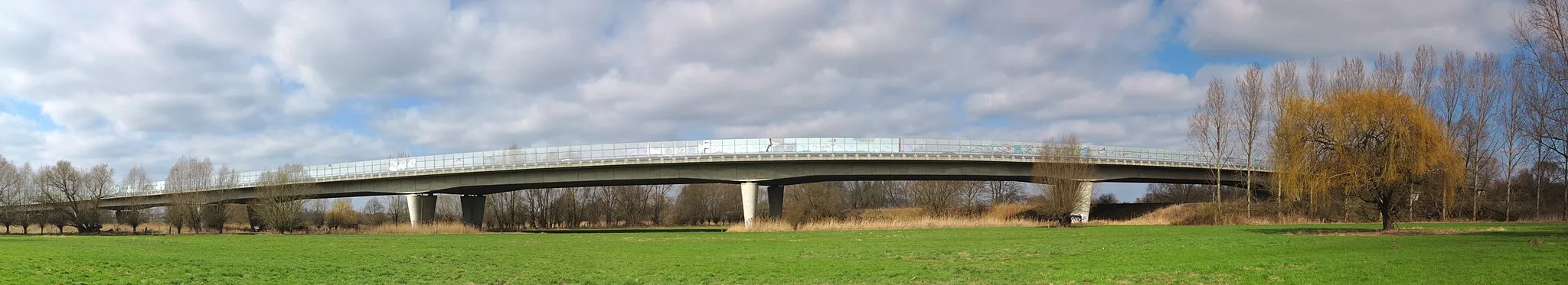 Photo showing: Braunschweig: die Autobahnbrücke der A391 über die Oker. Diese Brücke überquert 
außerdem die Braunschweiger Okeraue und das Industriegleis des Abfallentsorgungszentrums Watenbüttel