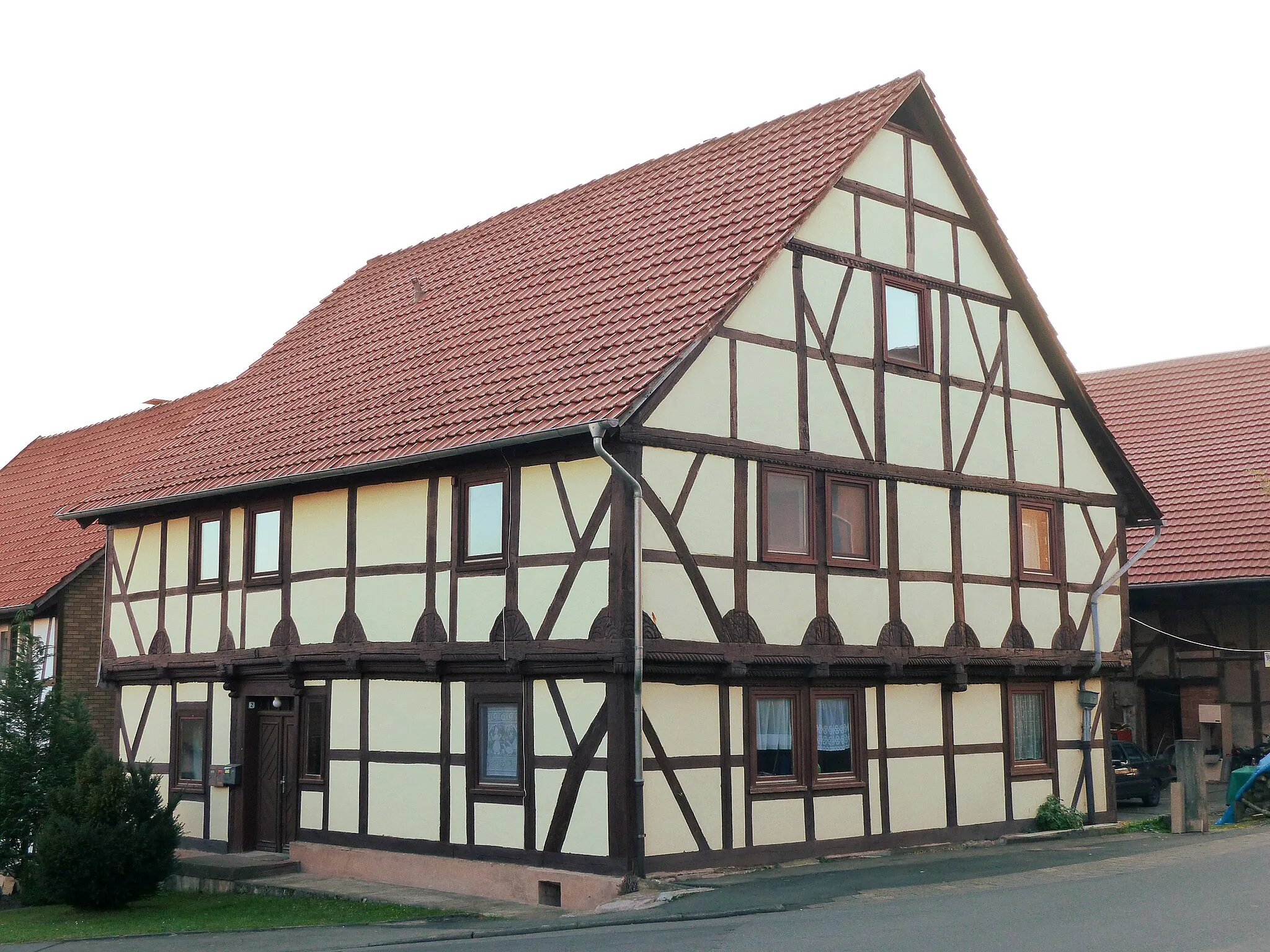 Photo showing: Ältestes Fachwerkhaus in Ebergötzen, Landkreis Göttingen, Südniedersachsen. Erbaut Ende des 16. Jahrhunderts, "erneuert" 1948. Adresse: Hohler Weg 2