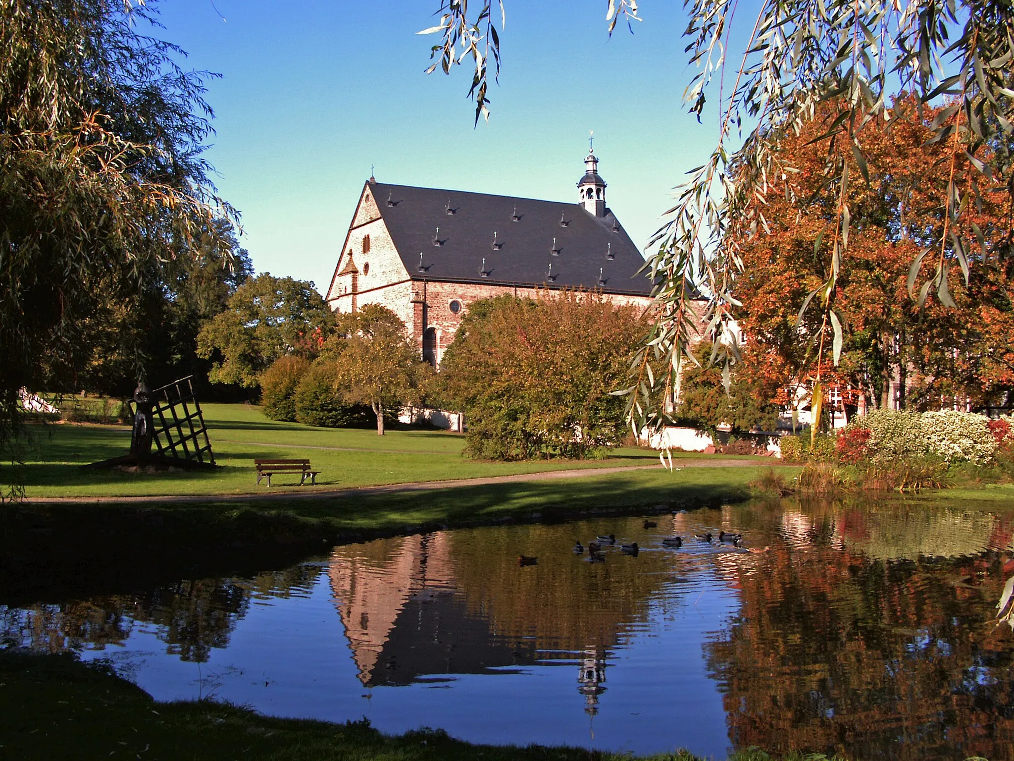 Photo showing: Katholische Kirche St. Hadrian und Dionysius in Lamspringe, mit Teich im Vordergrund