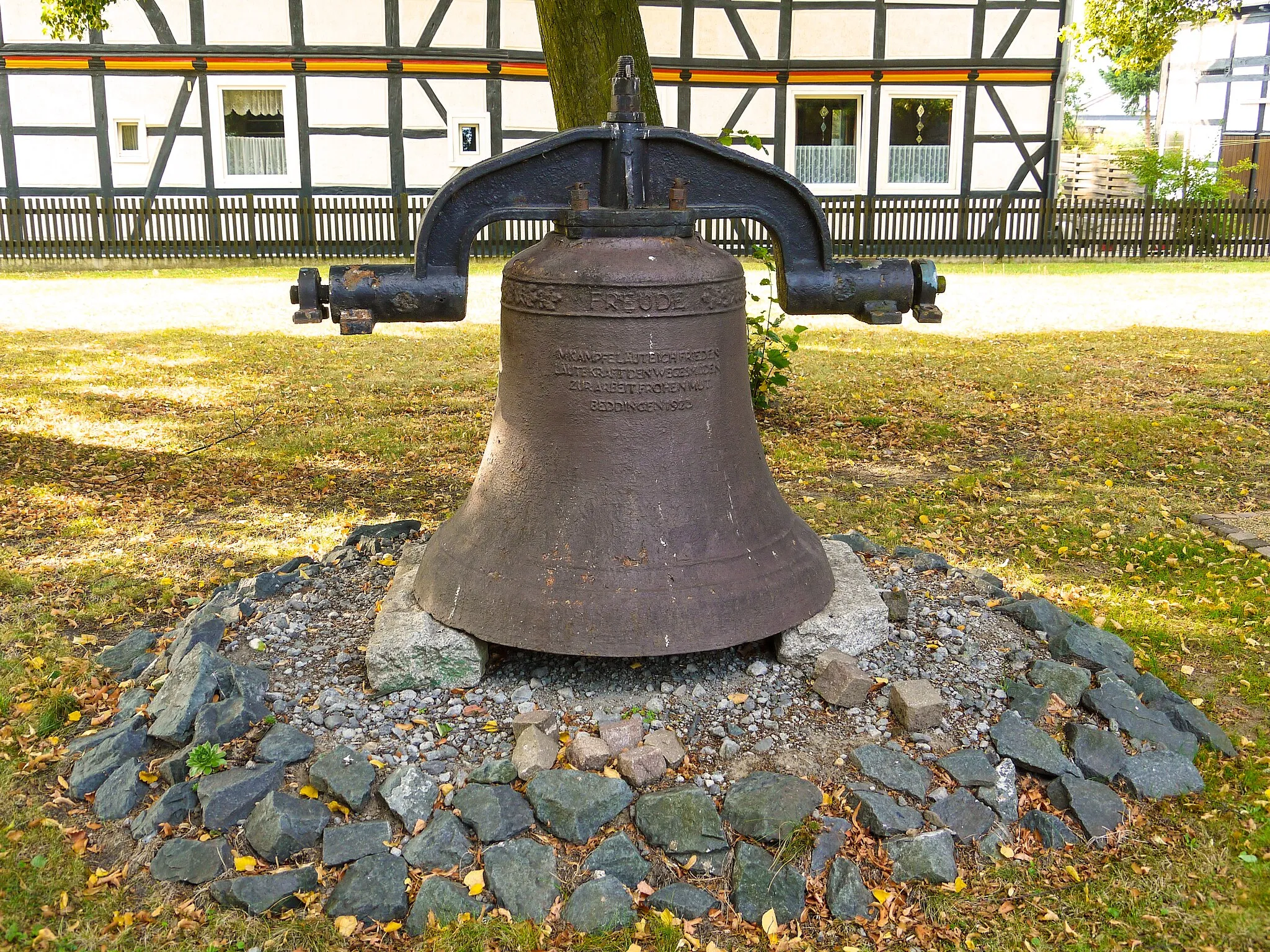 Photo showing: Evangelische St.-Petri-Kirche in Salzgitter-Beddingen: ehemalige Freude-Glocke von 1923, diese wurde 2006 ersetzt. Die Inschrift lautet „Im Kampfe läute ich Frieden / Läute Kraft den Wegesmüden / Zur Arbeit frohen Mut / Beddingen 1923“