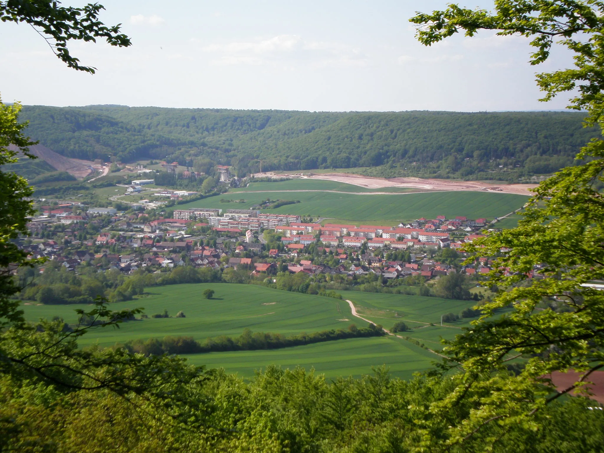 Photo showing: Sollstedt (Blick vom Katzenstein bzw. Kattstein auf Sollstedt und die gegenüberliegenden Bleicheröder Berge)