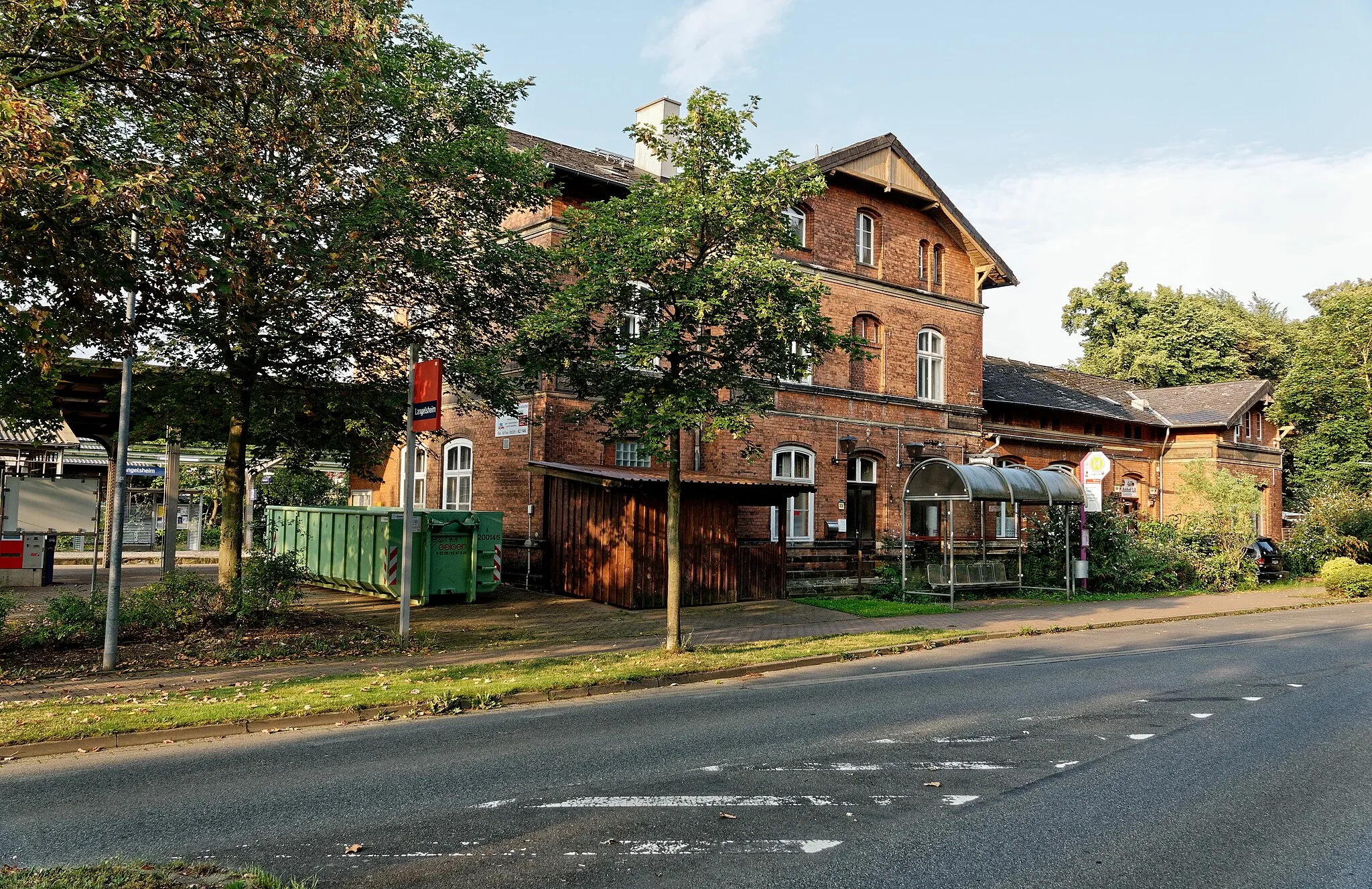 Photo showing: Nordostansicht des Bahnhofs von Langelsheim