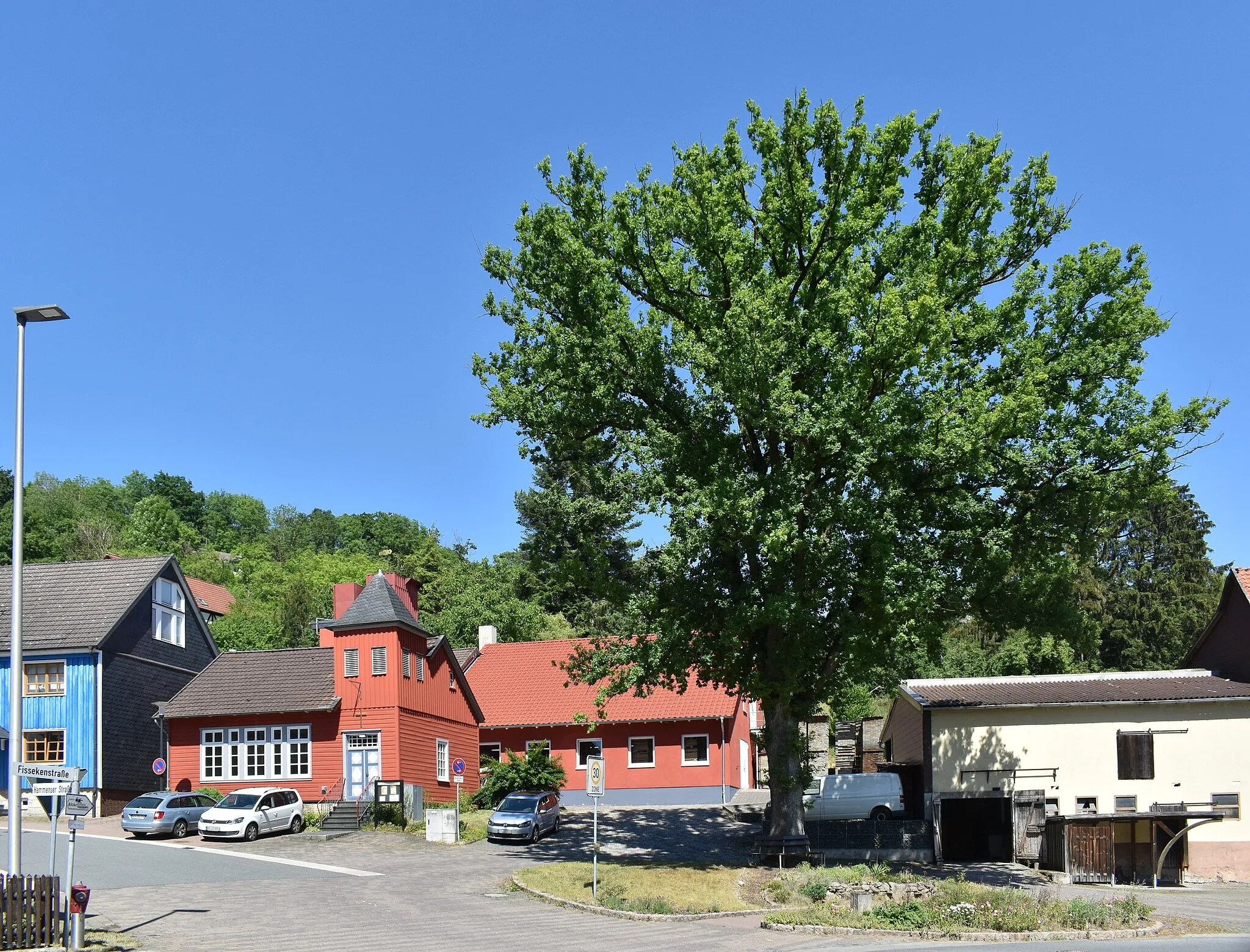 Photo showing: Dorfplatz mit Kapelle im Zentrum von Willensen