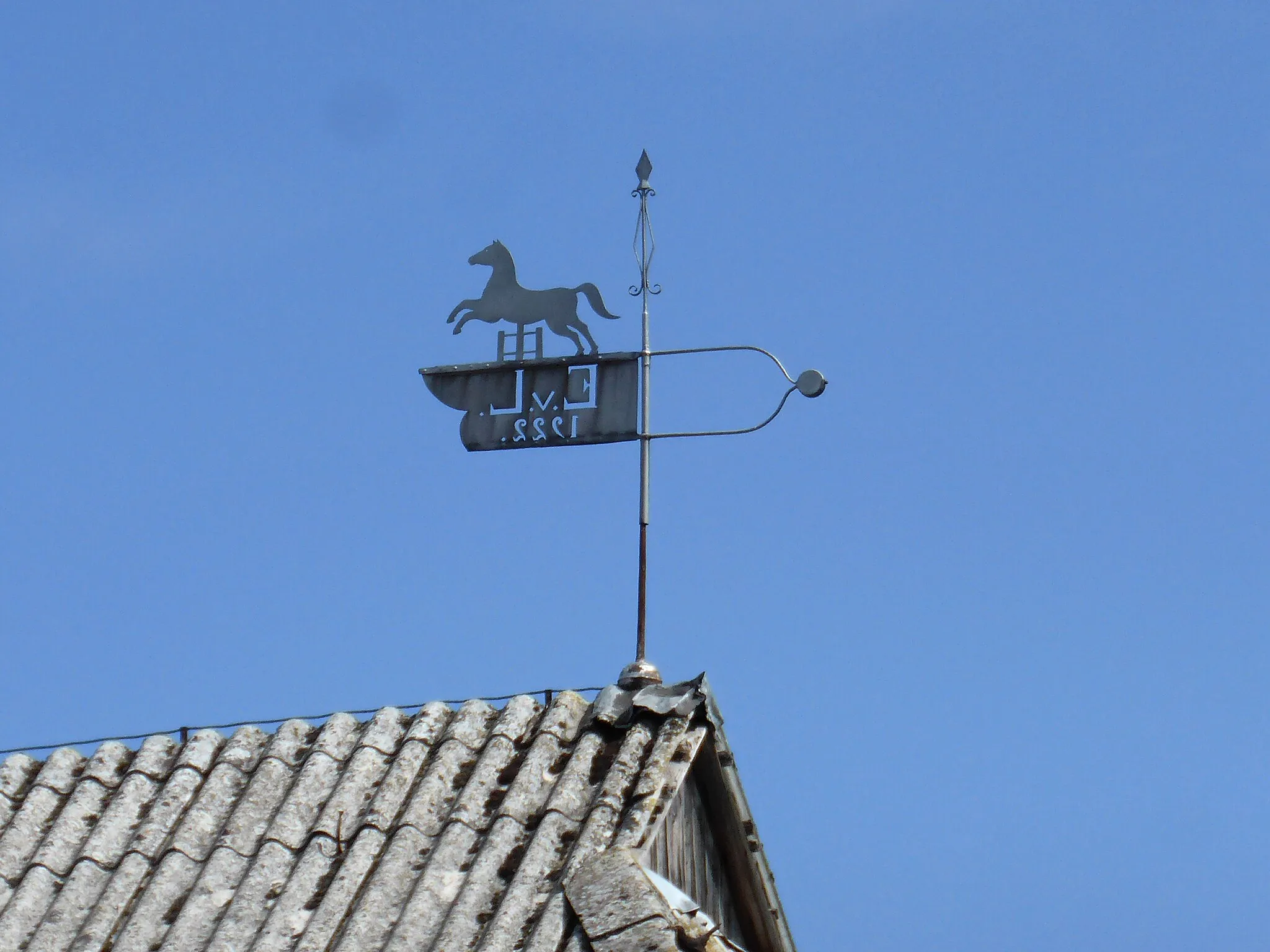 Photo showing: Wetterfahne auf einem landwirtschaftlichen Nebengebäude des Schlosses in Essenrode. E.v.L. = Ernst? von Lüneburg.