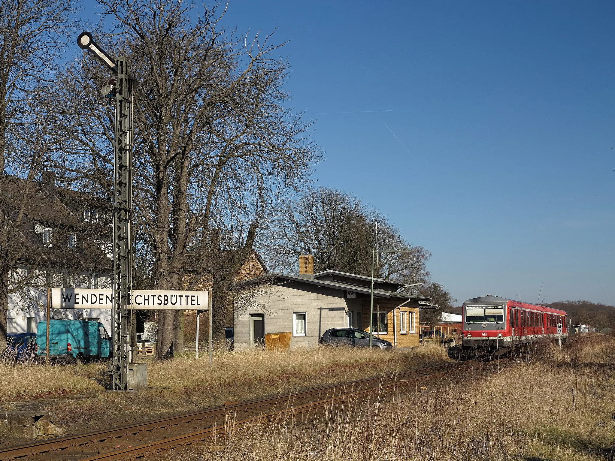 Photo showing: Der Bahnhof Wenden-Bechtsbüttel. Seit 1988 halten hier keine Reisezüge mehr.