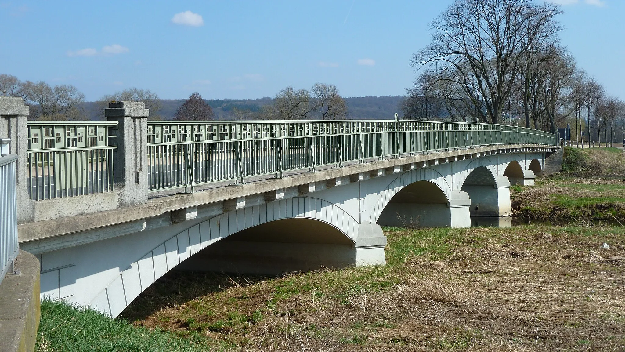 Photo showing: Leinebrücke bei Hollenstedt, Stadt Northeim, Südniedersachsen. Erbaut 1909–10 vom Kreis Einbeck, 1994 vom Land Niedersachsen saniert und überformt