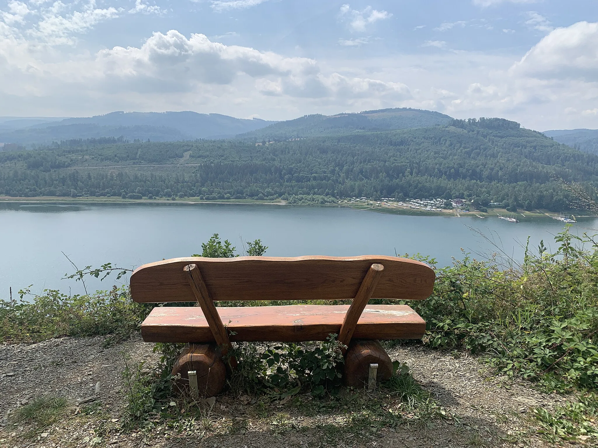 Photo showing: Sitzbank am Lindtalsweg über dem Stausee der Innerstetalsperre