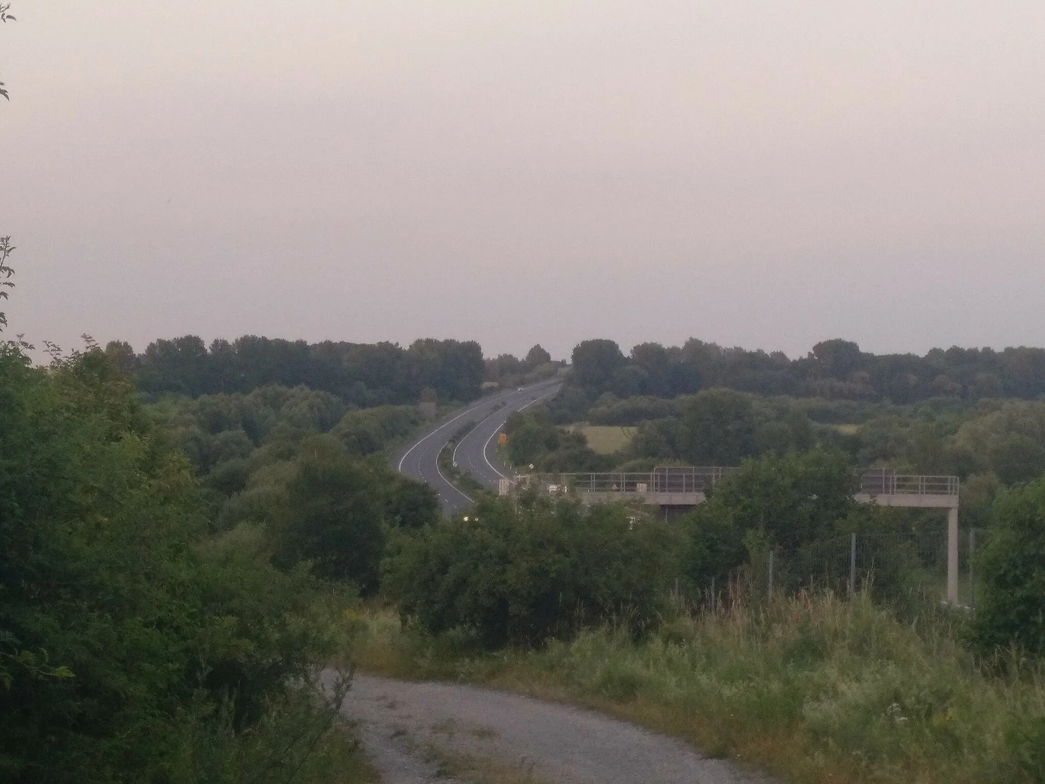 Photo showing: Blick auf die Bundesautobahn 36 bei Lochtum, wie sie das Schamlahtal passiert. Blickrichtung Halle (Saale), 26. Juni 2019.