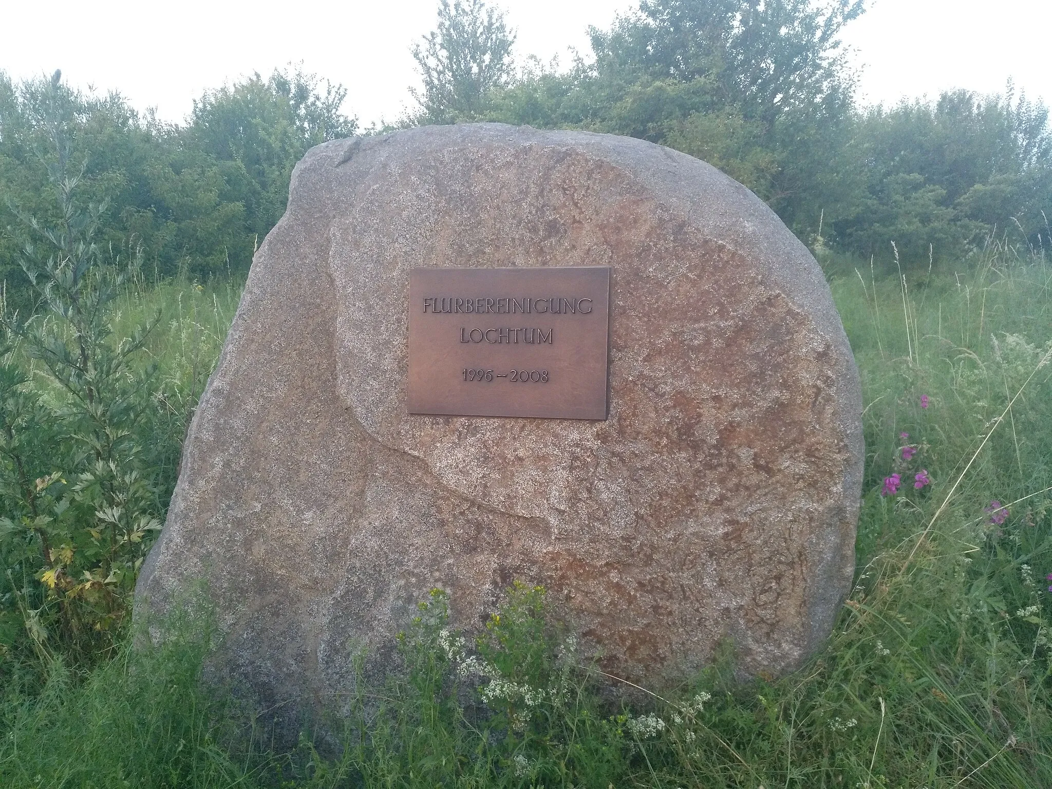 Photo showing: Gedenkstein zur Flurbereinigung in Lochtum von 1996 bis 2008 im Rahmen der Errichtung der Bundesstraße 6n (heutige Bundesautobahn 36), 26. Juni 2019.