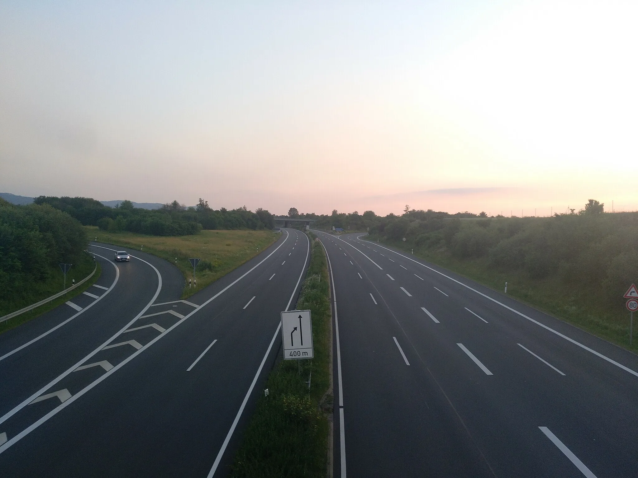 Photo showing: Blick auf die Bundesautobahn 36 am Autobahndreieck Vienenburg von der Kreisstraße zwischen Vienenburg und Lochtum aus, zugleich die Einmündung in und der Beginn der Bundesautobahn 369, 26. Juni 2019.