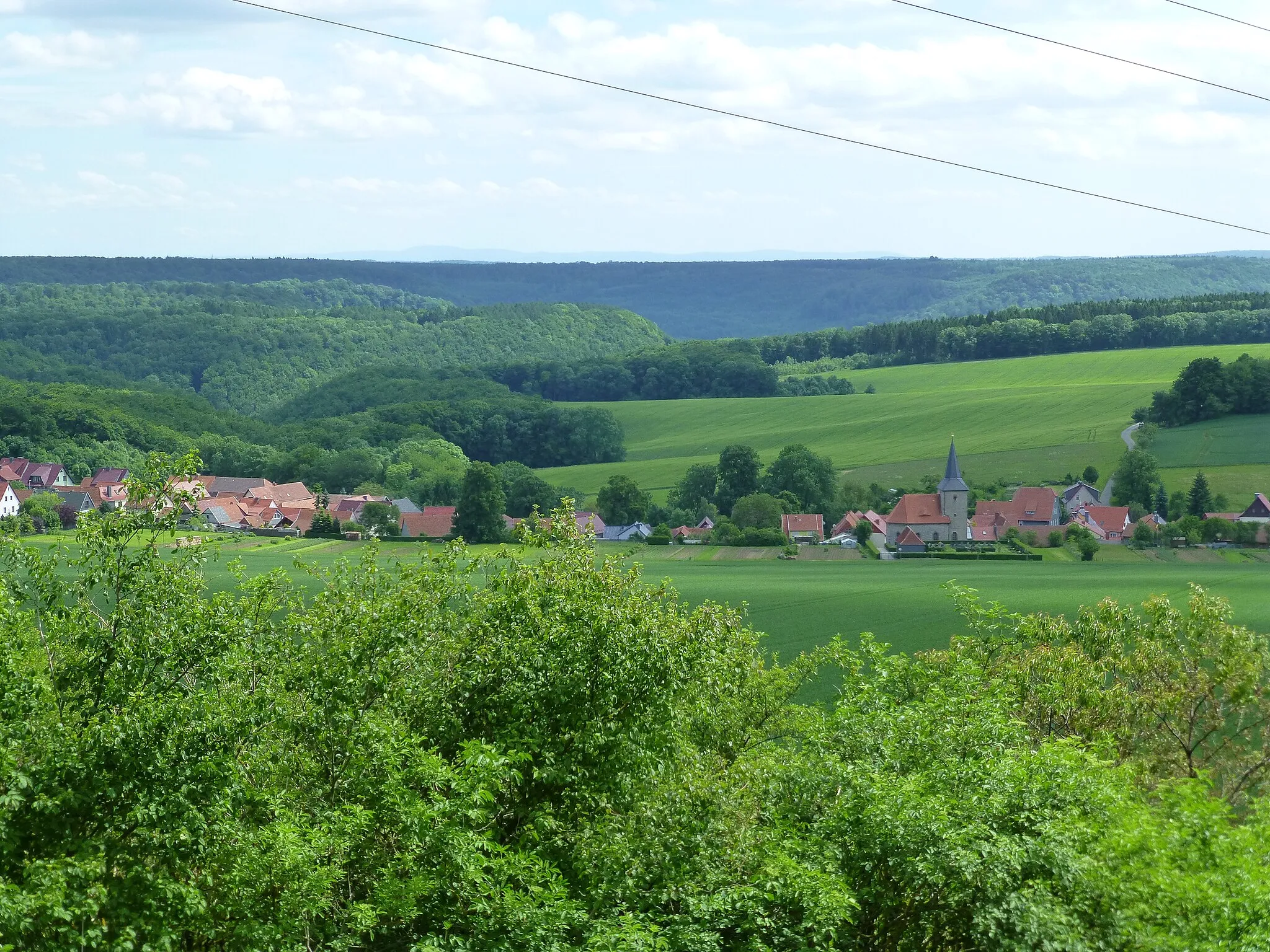 Photo showing: Blick auf Flinsberg vom Warteberg aus (im Hintergrund ist der westl. Thüringer Wald mit dem Inselsberg erkennbar)