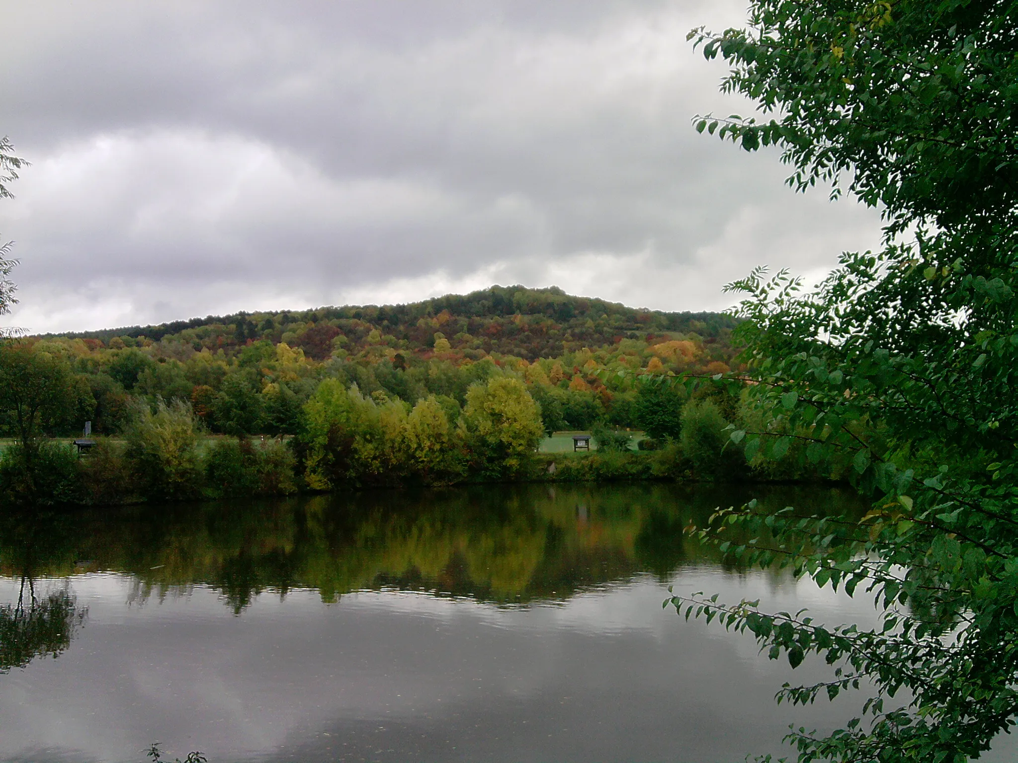 Photo showing: peak of "Altendorfer Berg" seen from "frog pond"