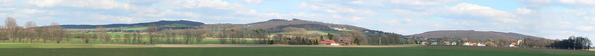 Photo showing: Elm-Panorama von der Norwestseite, links Veltheim (Ohe), Mitte am Berg Erkerode, rechts Lucklum