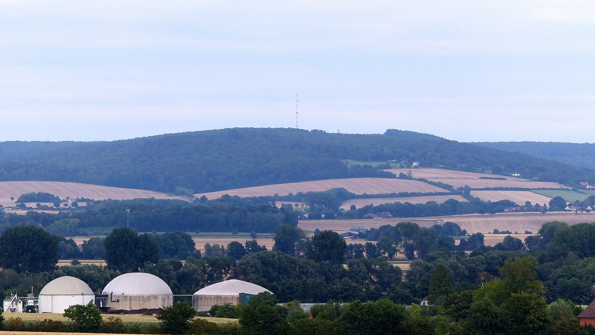 Photo showing: Blick auf den Drachenberg im Elm vom Heinebecksberg aus, im Vordergrund Biogas-Speicher bei Salzdahlum