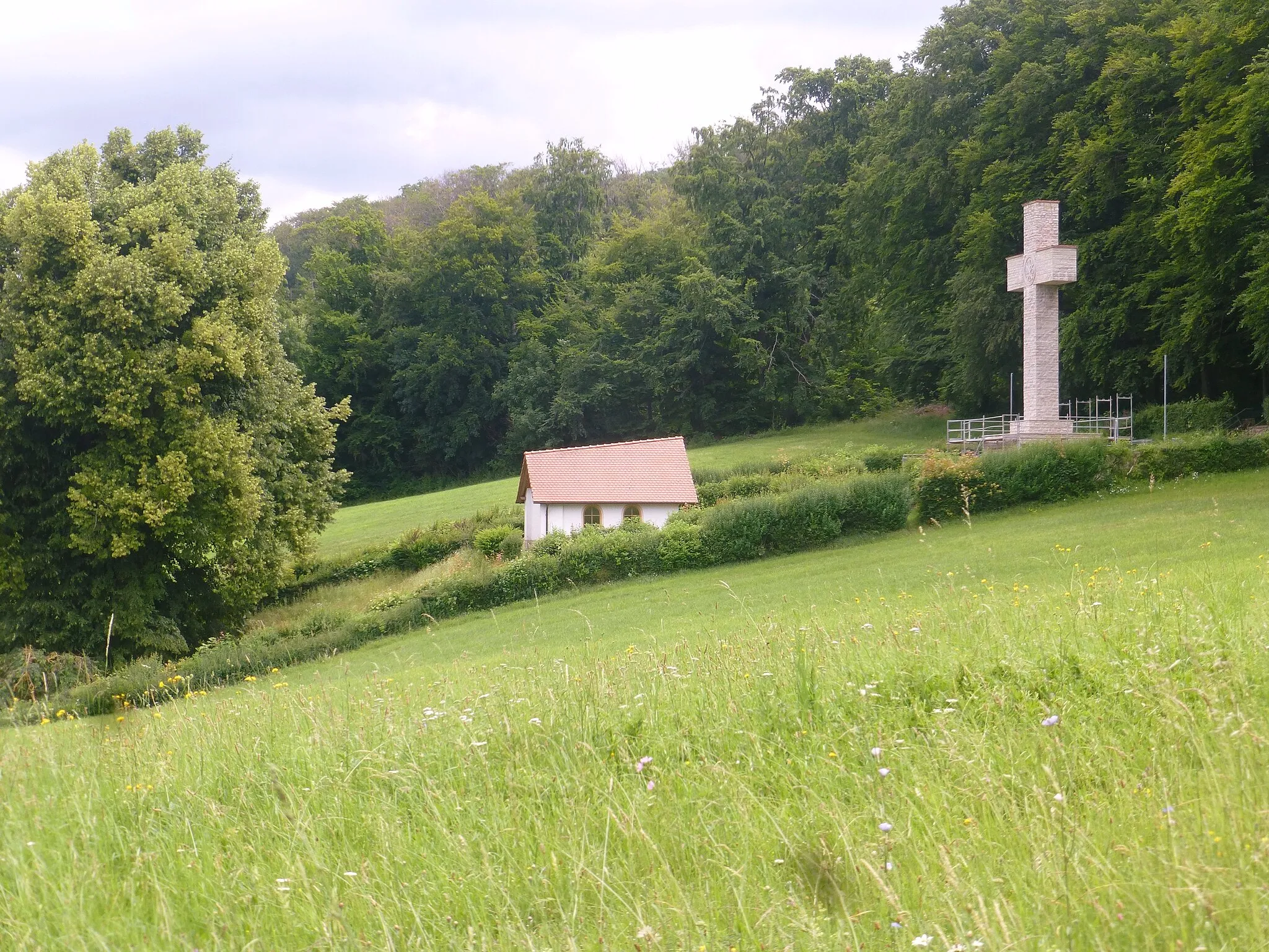 Photo showing: dünkreuz und Kapelle bei Deuna