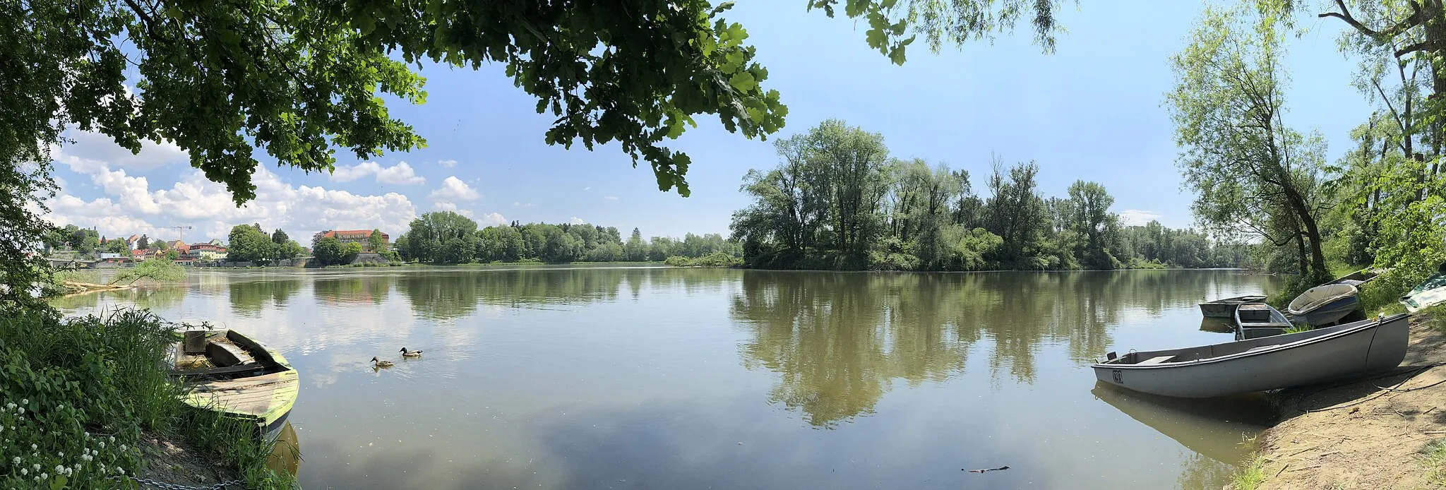 Photo showing: Confluence of Rott (from the right) and Inn, on the opposite bank Schärding