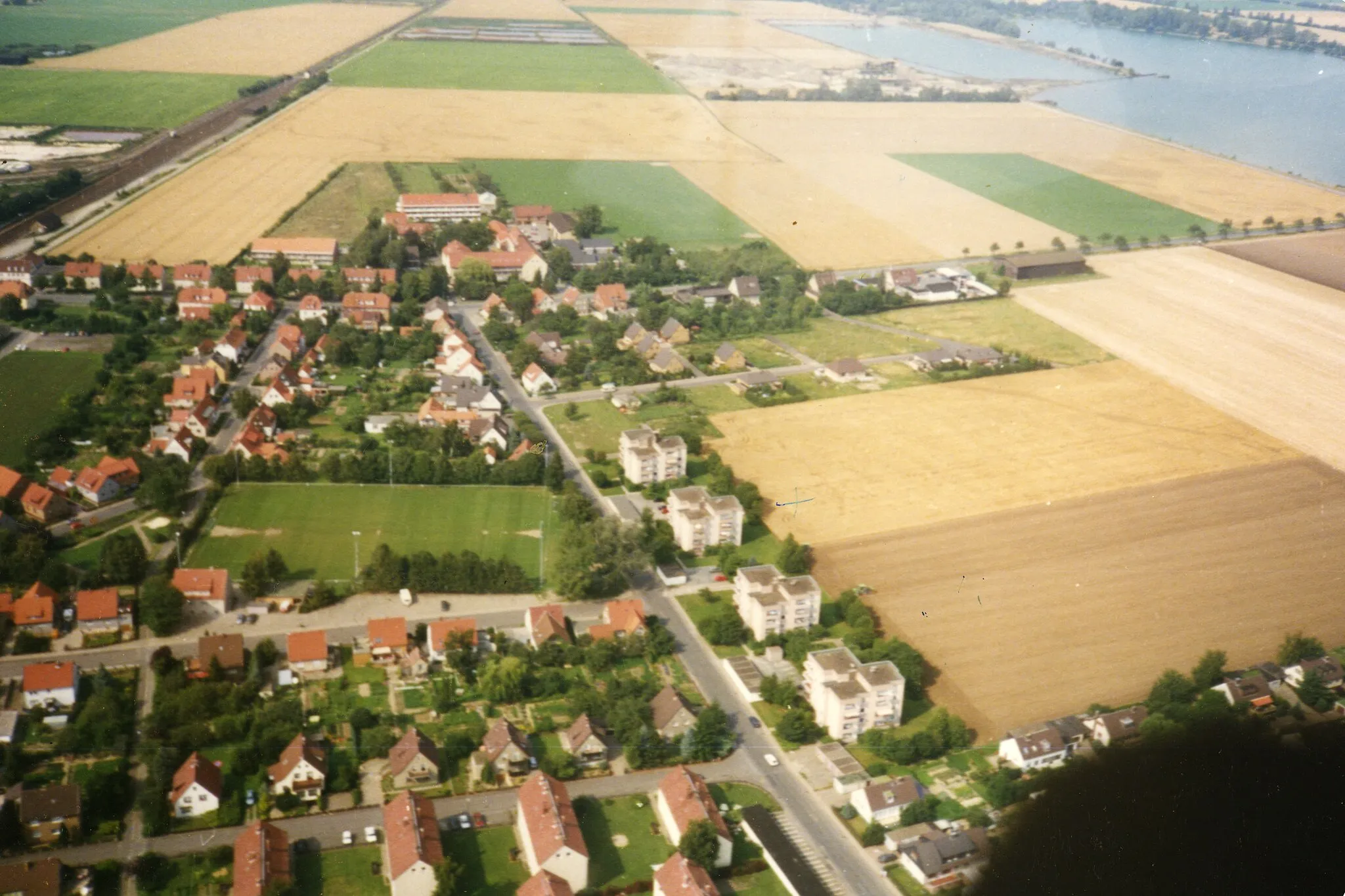 Photo showing: Luftaufnahme der Jahnstraße, Schladen; jenseits der Einmündung im Norden die Grotjahn-Stiftung