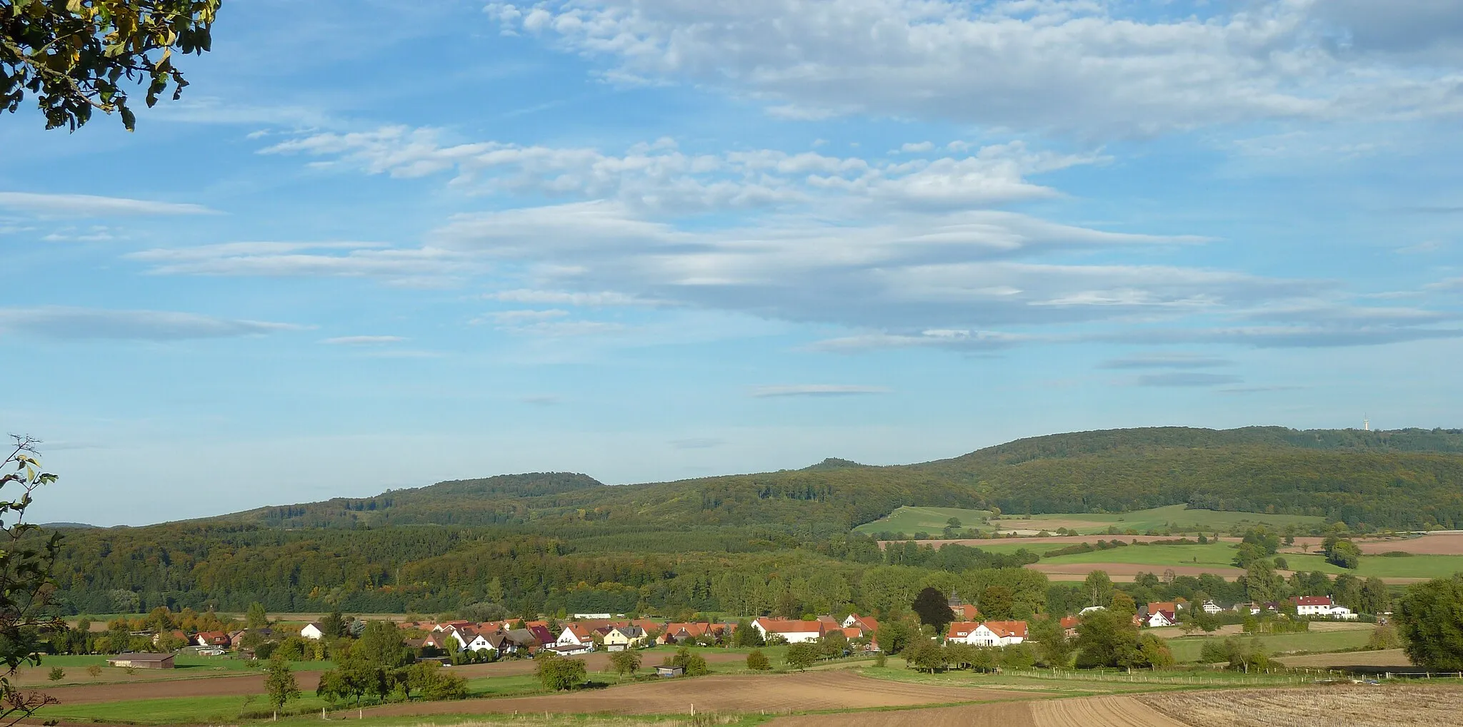 Photo showing: Blick von Westsüdwesten vom Osthang des Bramwalds auf Dankelshausen, Gemeinde Scheden, Niedersachsen