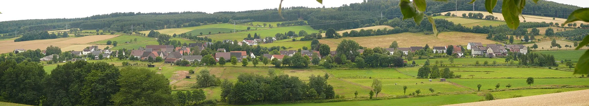 Photo showing: Kammerborn, Stadt Uslar, Landkreis Northeim, Niedersachsen. Panorama-Blick von Nordosten