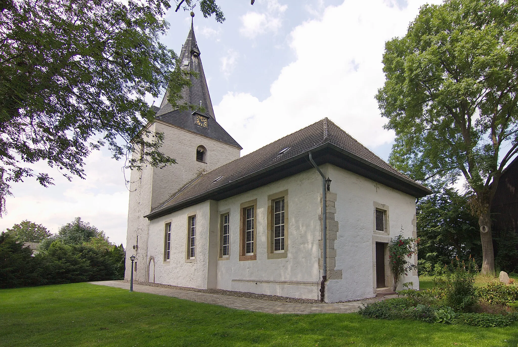 Photo showing: Die St. Martini-Kirche von Wahle (Vechelde) wurde im Jahre 1494 im romanisch-gotischen Stil errichtet.