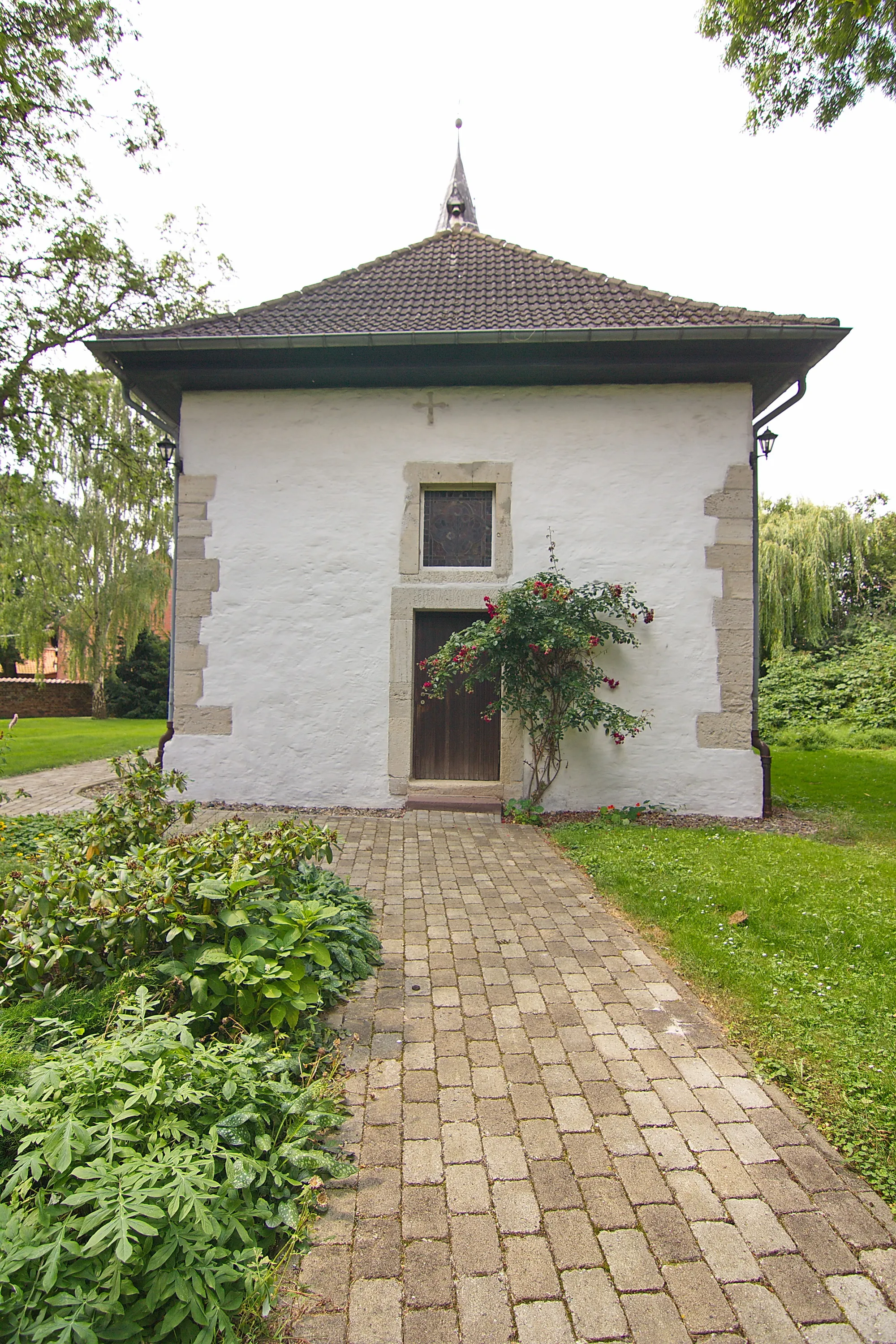 Photo showing: Die St. Martini-Kirche von Wahle (Vechelde) wurde im Jahre 1494 im romanisch-gotischen Stil errichtet.