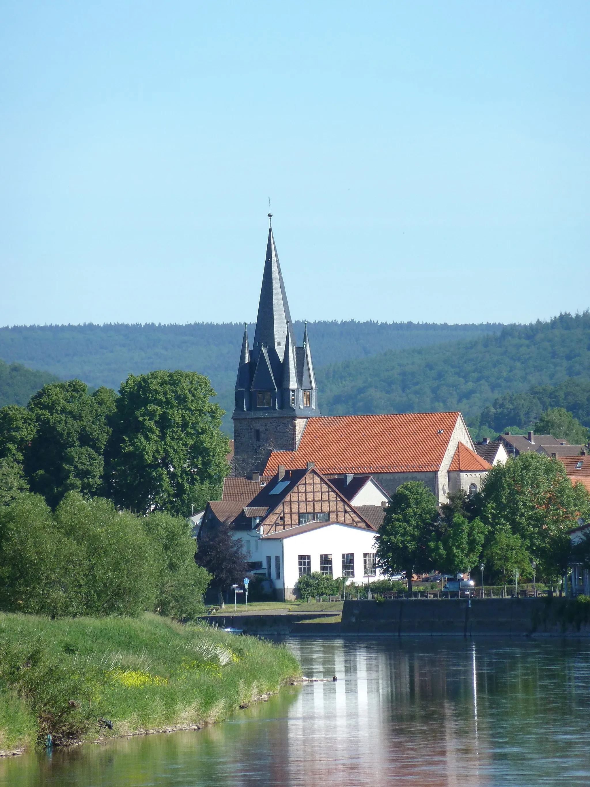 Photo showing: Blick von Süden über die Weser auf Bodenfelde mit Hafen und Kirche