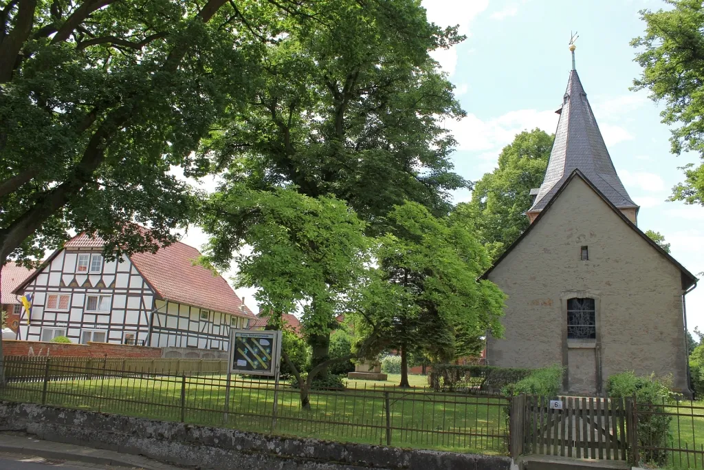 Photo showing: Kirche und Haus Nr. 1 (Ass.Nr.1, jetzt Opferstraße 8)