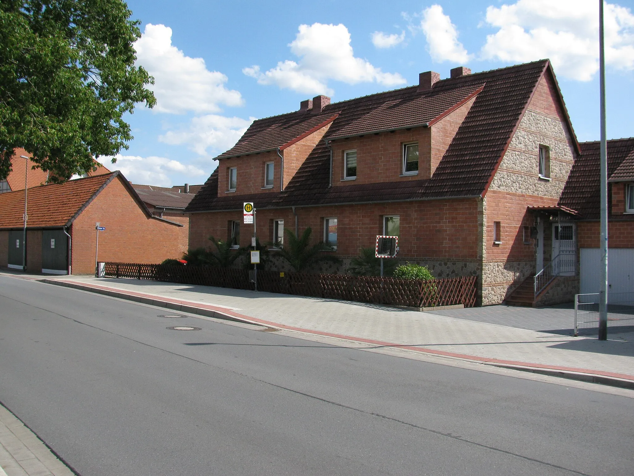 Photo showing: die Bushaltestelle Peiner Straße in der Peiner Straße in Wendeburg für die Fahrtrichtung Braunschweig