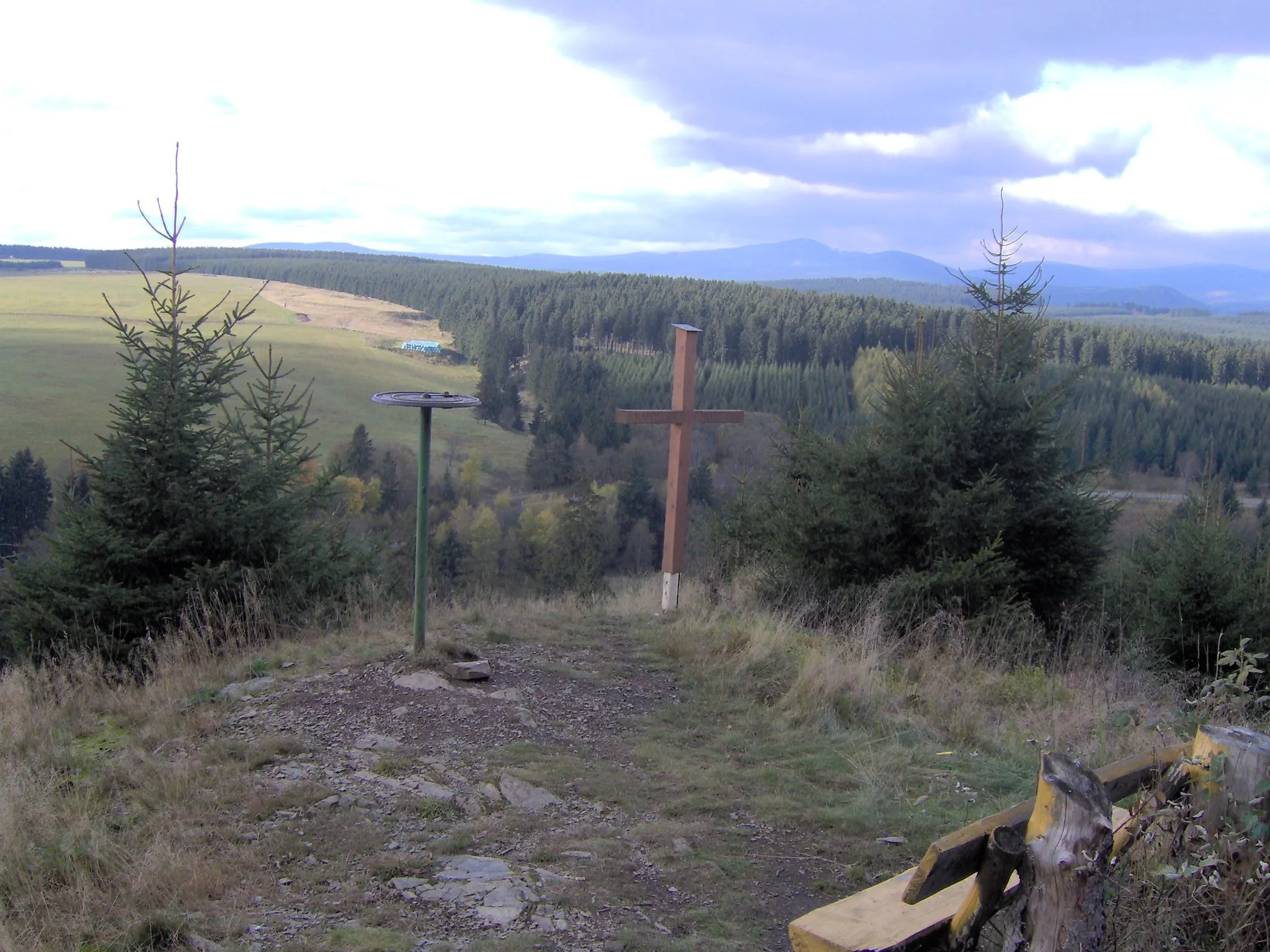 Photo showing: Aussichtspunkt (ca. ; etwa 750 m westlich vom Berggipfel) am Kapitelsberg; mit Wurmberg (mittig) und Brocken (rechts)